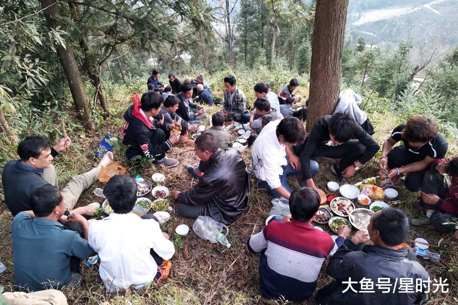 实拍古老祭龙活动 村民聚集山林里尽情吃喝