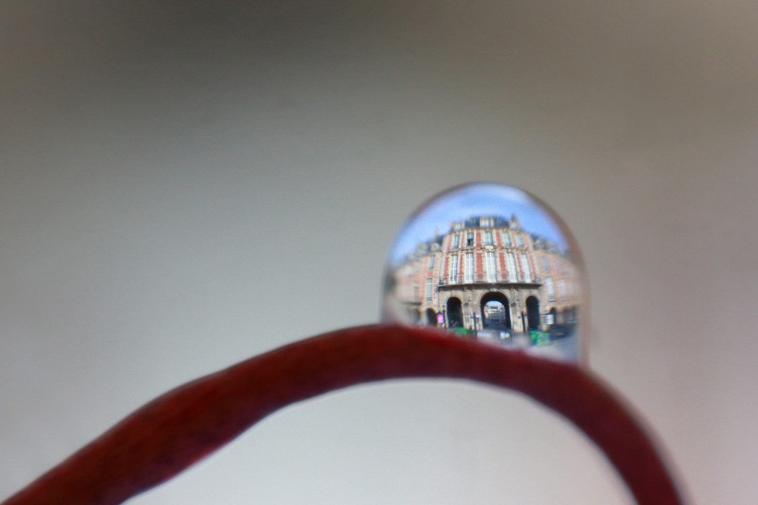 法国巴黎37岁小提琴家Bertrand Kulik拍摄了一组名为“巴黎之泪”的组