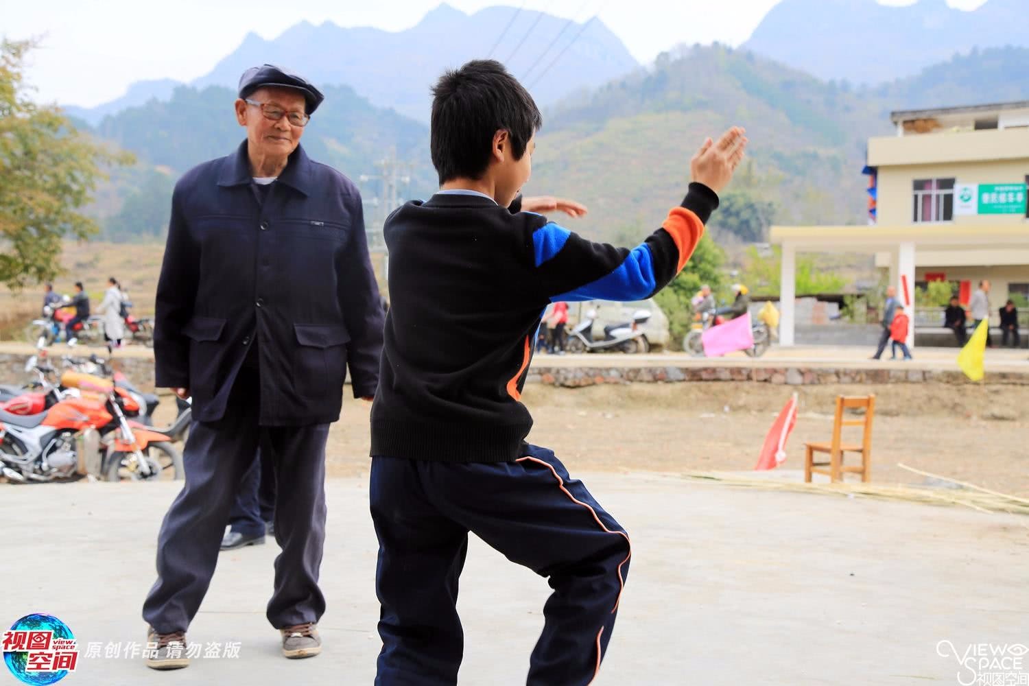 同门师兄弟练狼兵拳60年堪比战狼动作虎虎生威