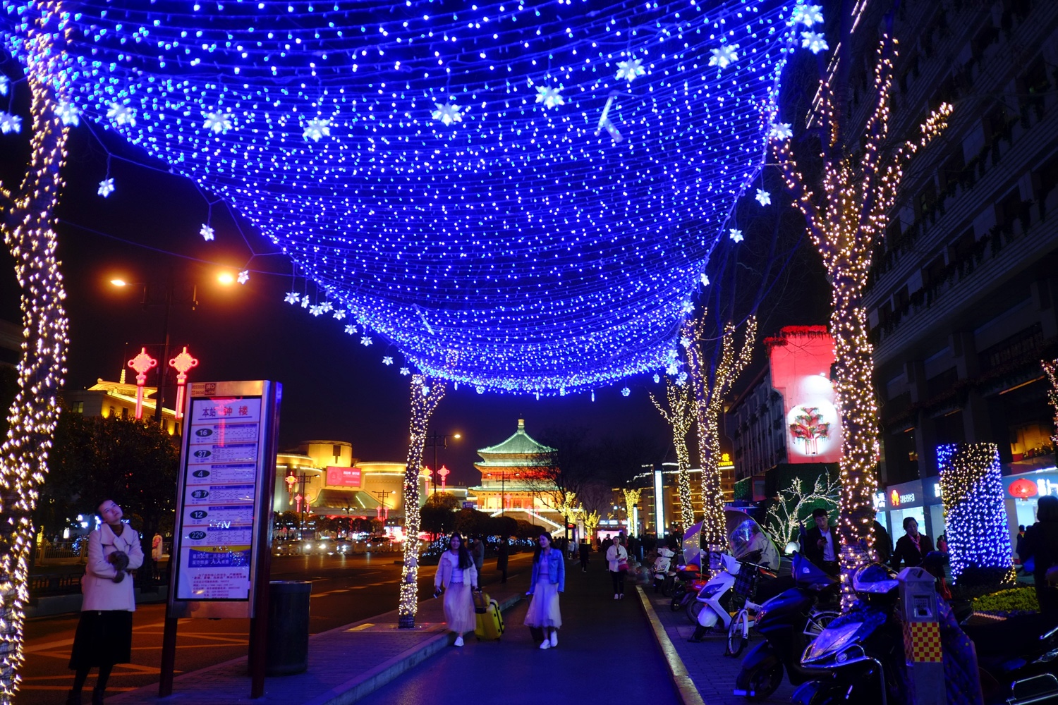 西安夜晚北大街现最美公交站 十分梦幻