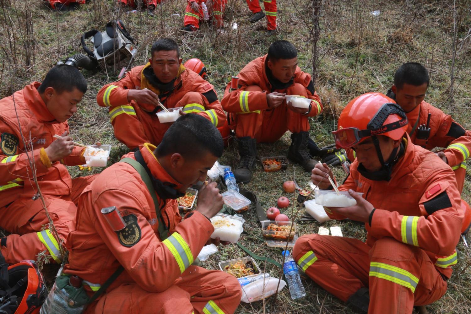 大理凤仪发生火灾 战士深夜上山灭火