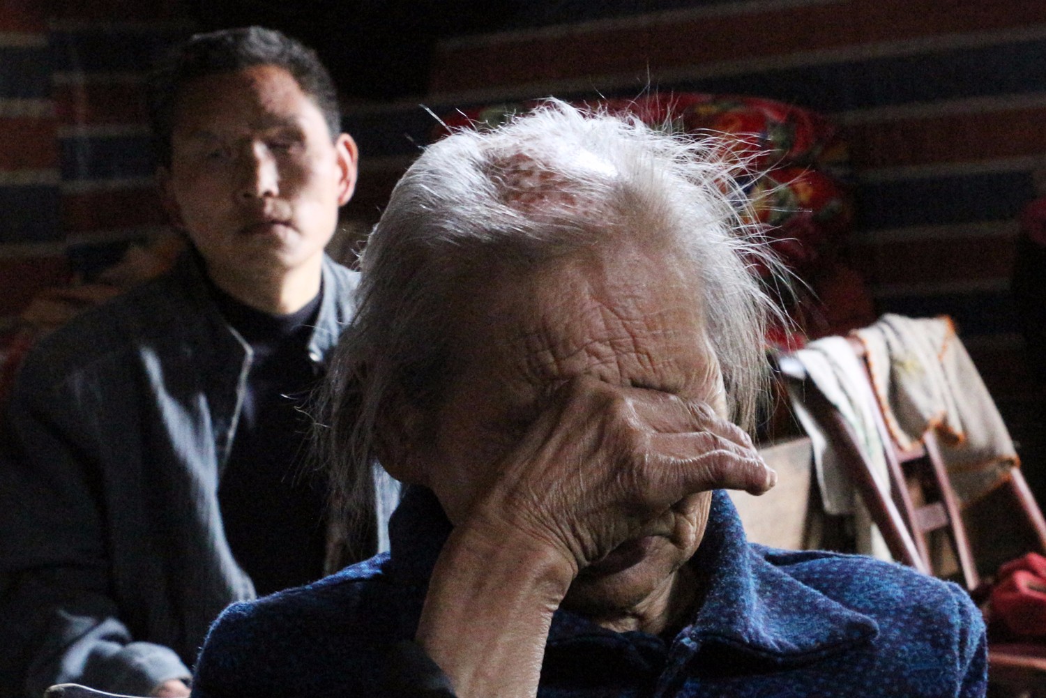 汪祖凤老人46岁时老来得子,毕生的希望都寄托在了儿子身上.