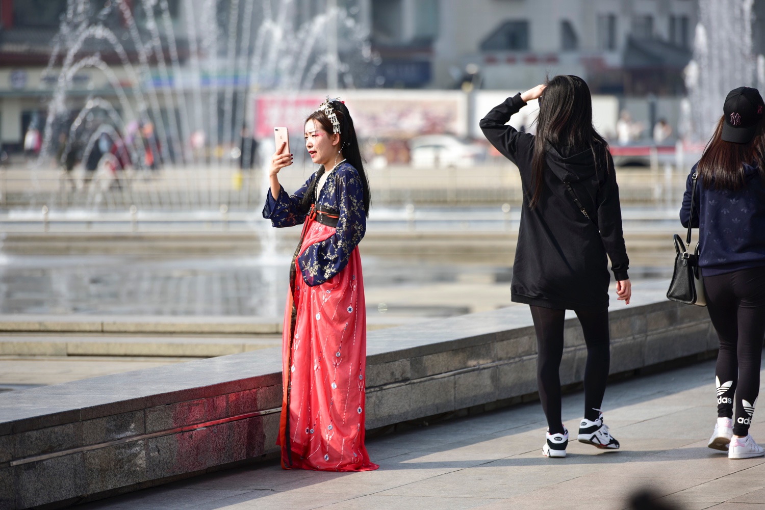 西安气温达28度 女士穿夏装排队拍照