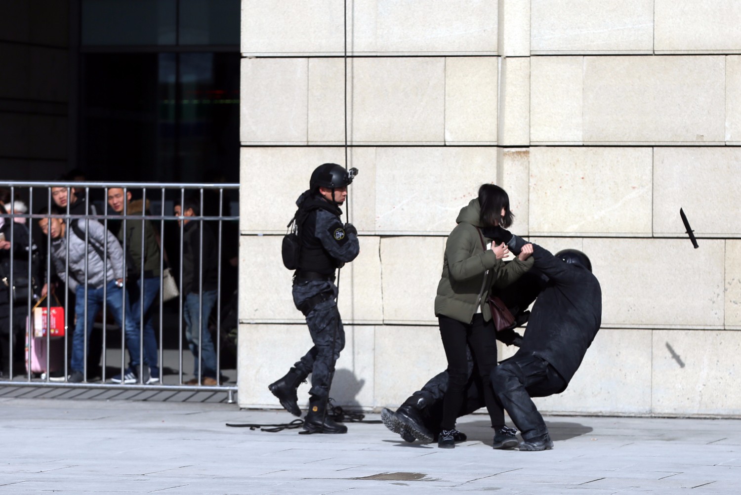 春运反恐演练:警方立体打击3分钟搞定"劫匪"|警方|劫匪|歹徒_新浪新闻