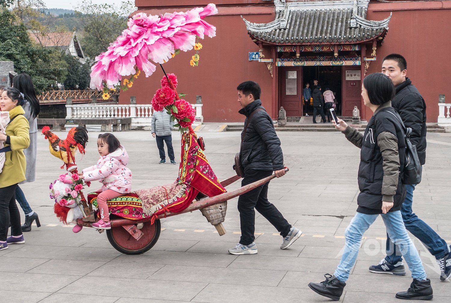 成都旧时"鸡公车" 成为景区热门游乐项目