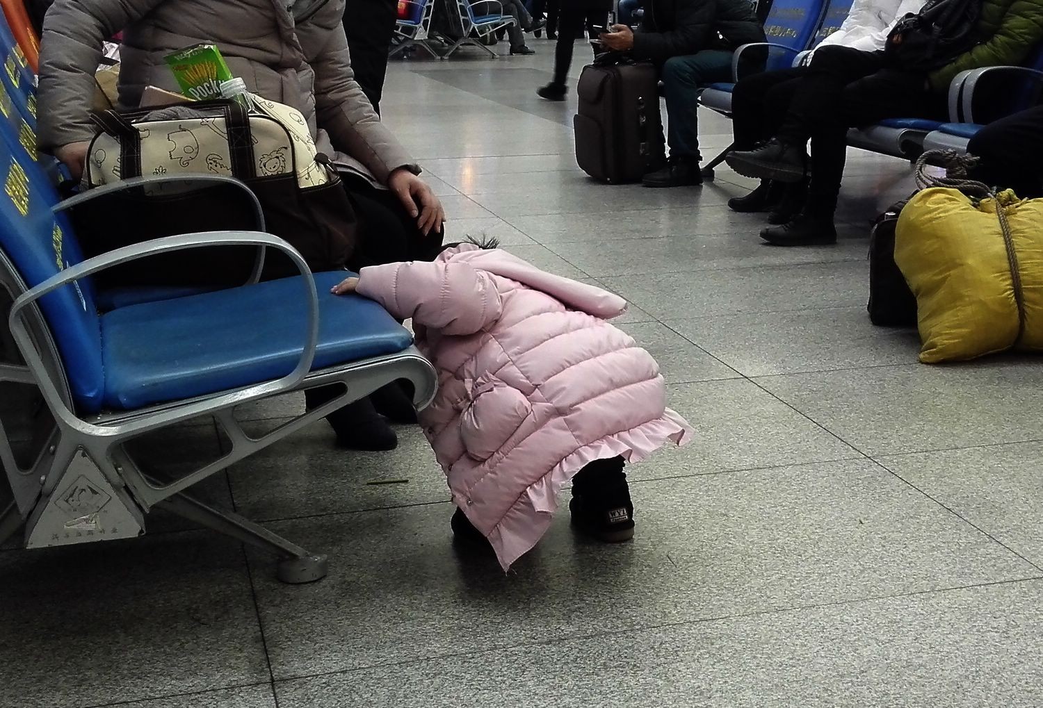 候车厅内,三岁女孩多次弯腰捡垃圾|候车厅|小女孩|旅客_新浪新闻