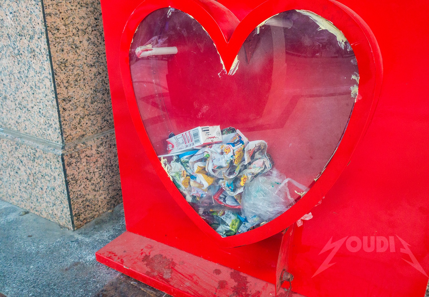 成都街头爱心箱变垃圾箱 请别丢掉爱心