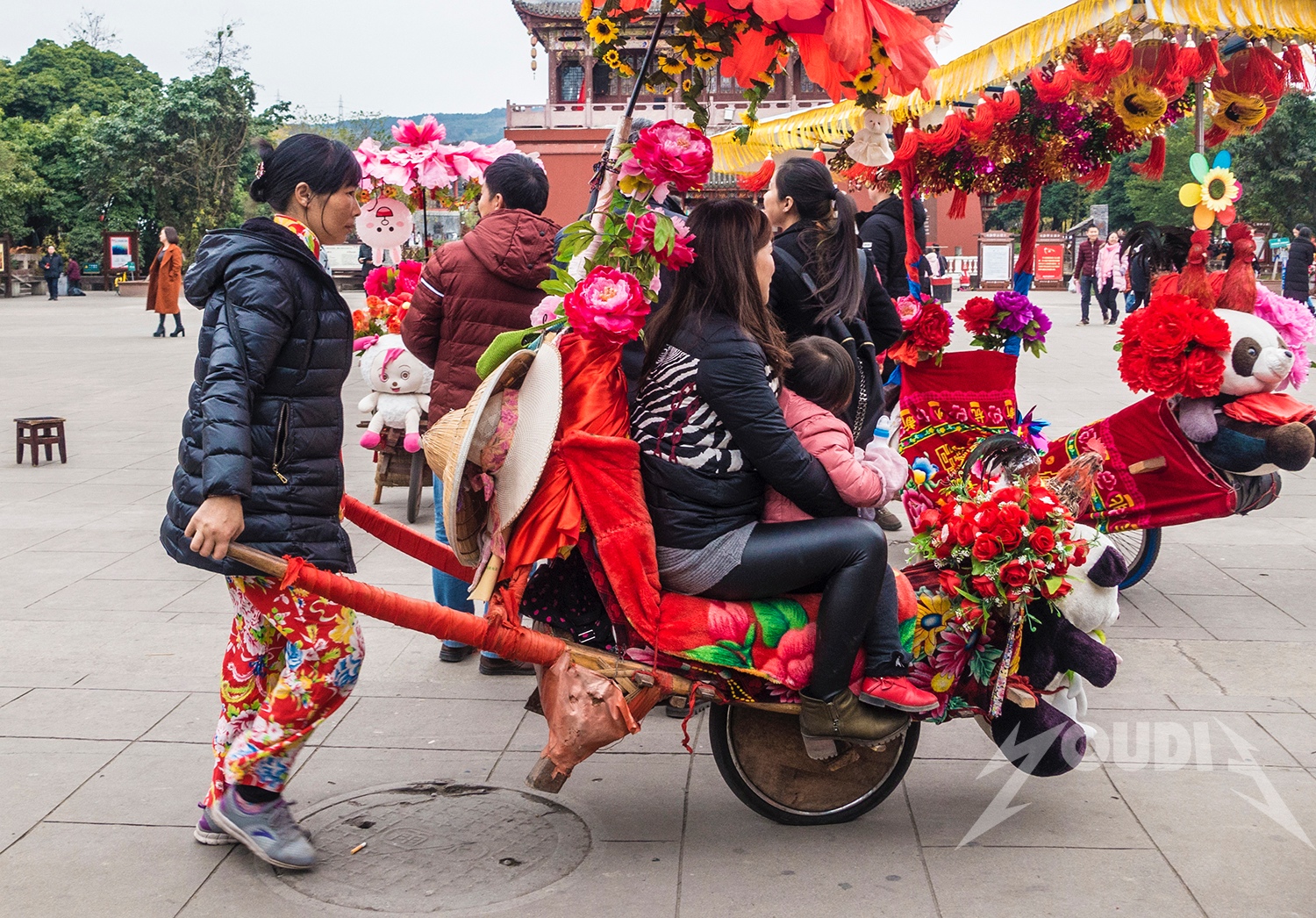 成都旧时"鸡公车" 成为景区热门游乐项目