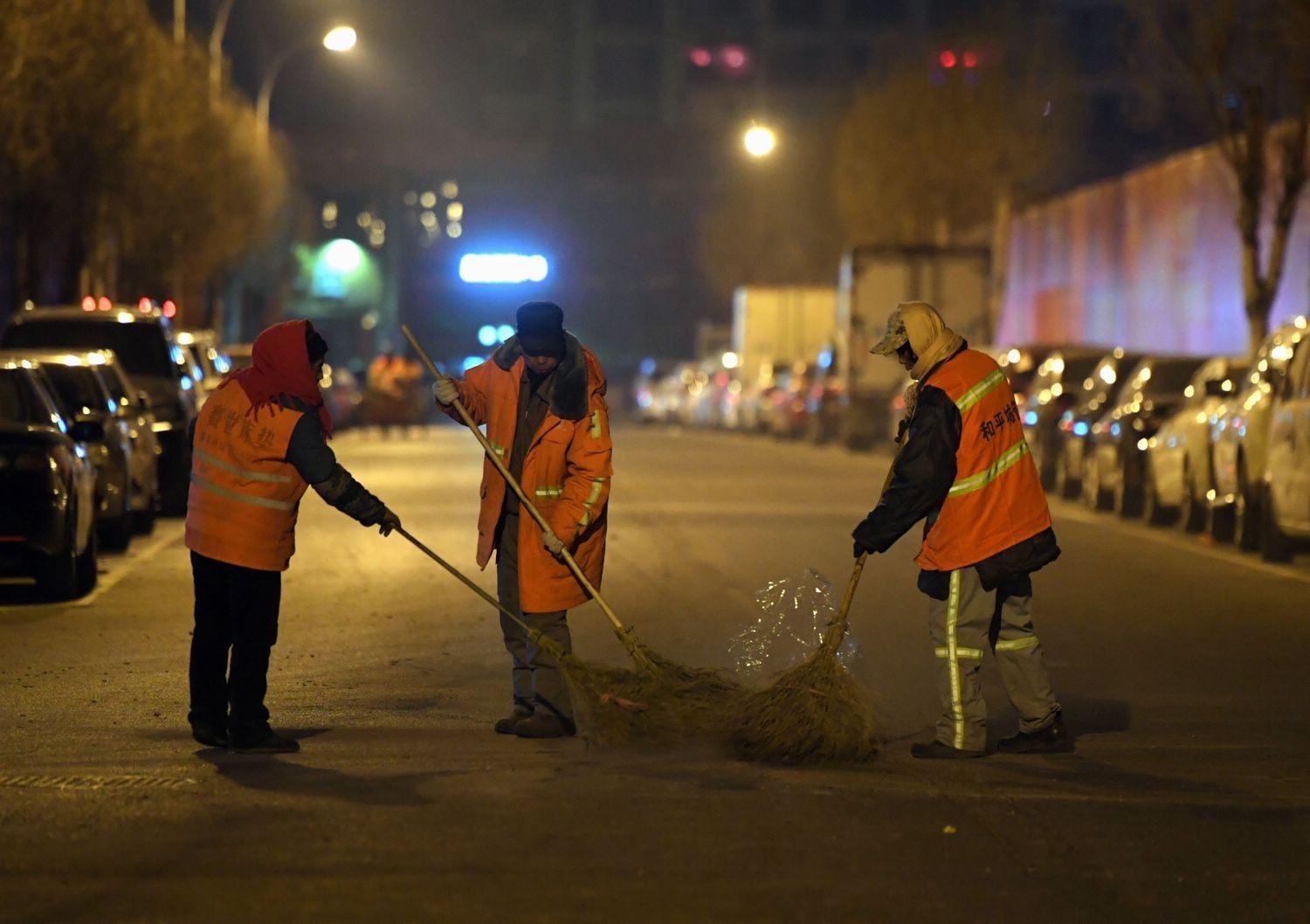 环卫工连续7载街头过年只因清扫鞭炮屑