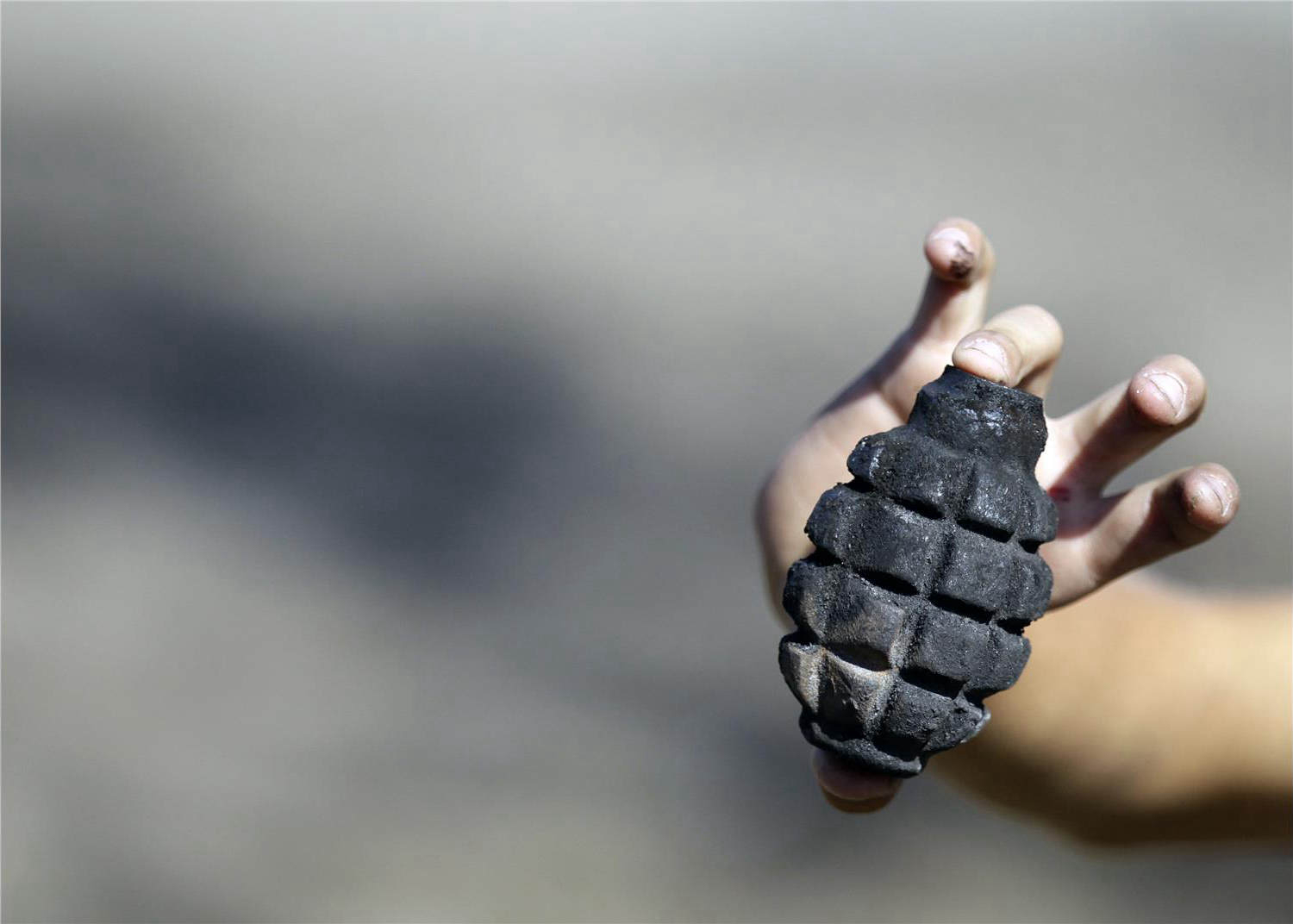 乌克兰东部战事不断武器泛滥 手榴弹成暴力犯罪的工具