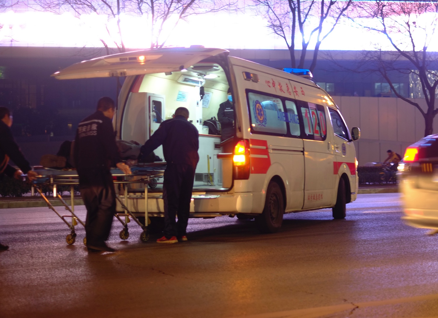 不久后,120赶到现场,将伤者拉上救护车.