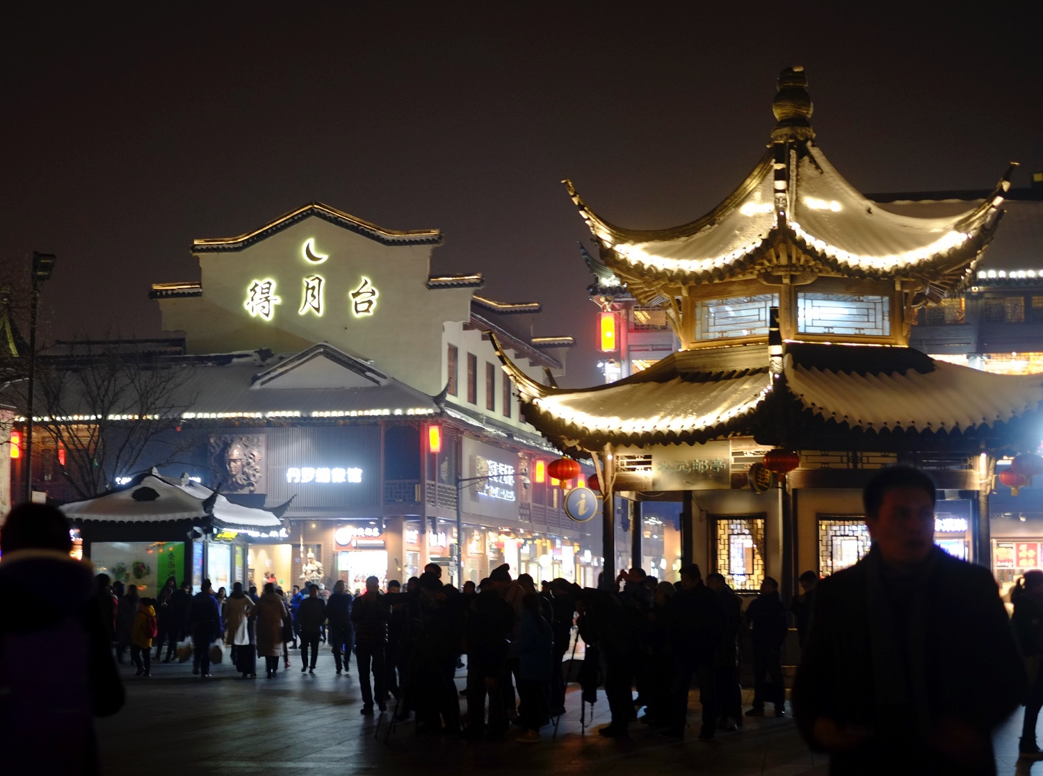 南京夫子庙摩肩接踵 美女摄影师严寒中拍月食