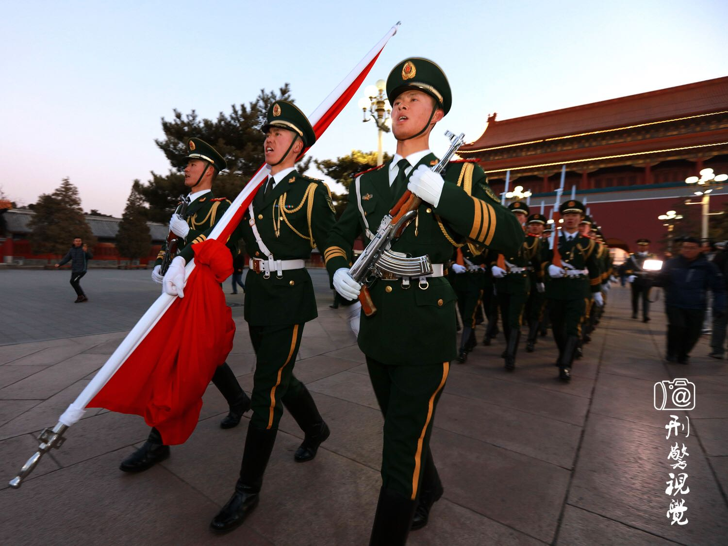 【2017岁末尾拍·武警国旗护卫队最后一次降旗】