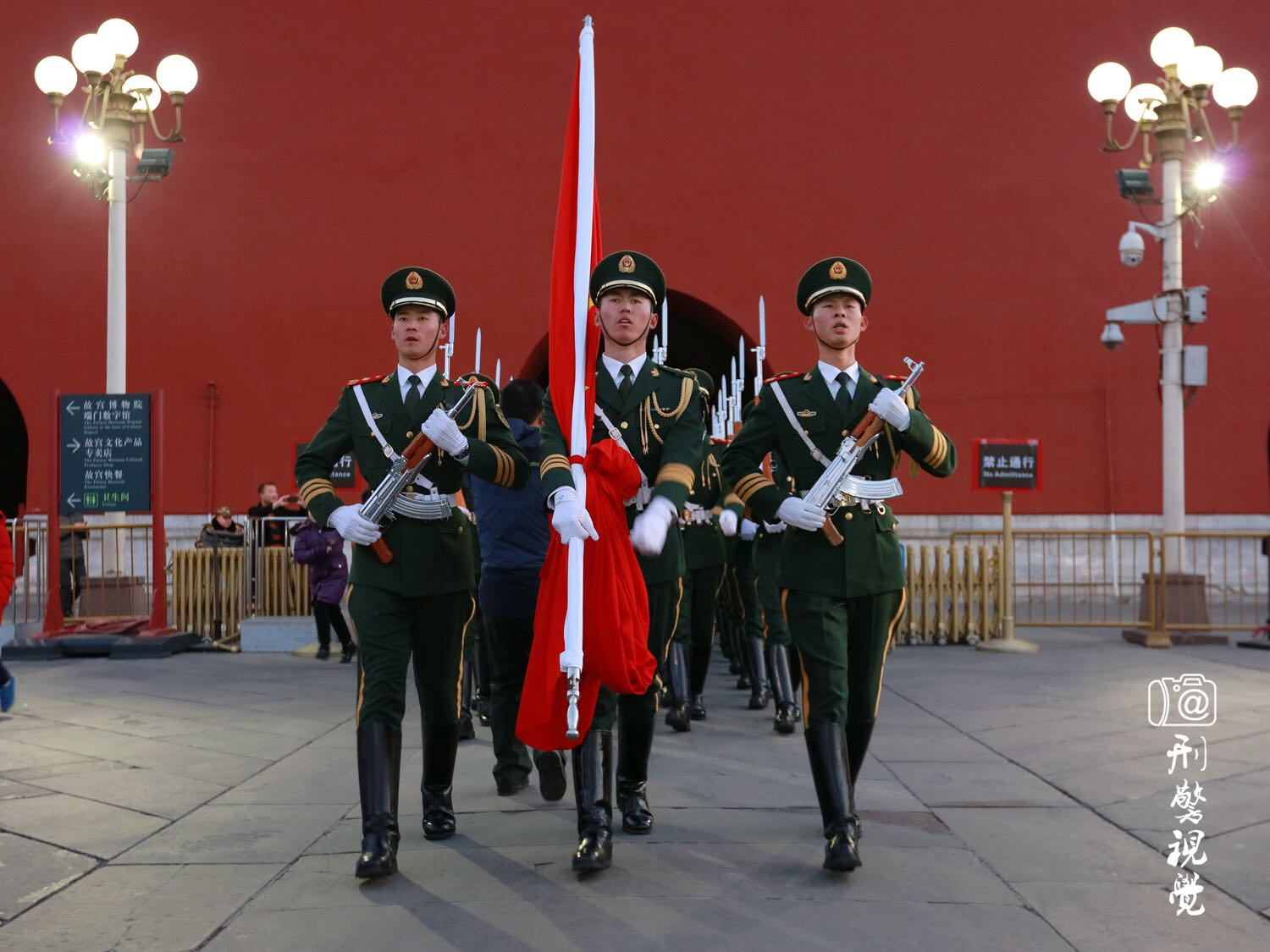 【2017岁末尾拍·武警国旗护卫队最后一次降旗】