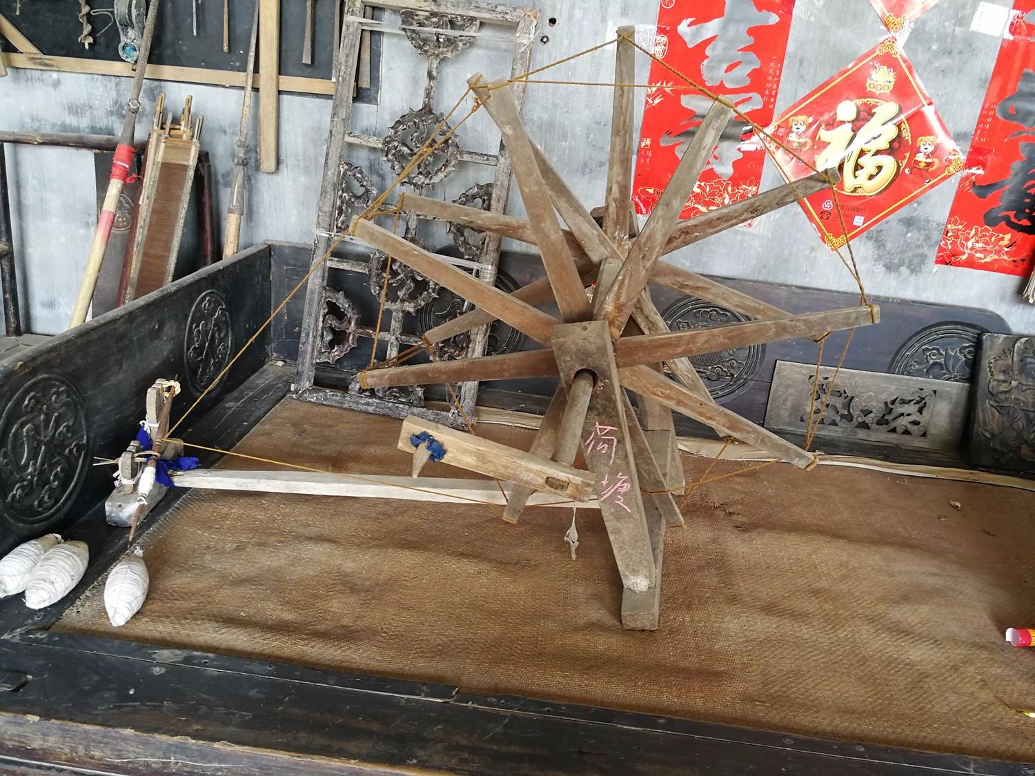 手摇的纺车,由木架,锭子,绳轮和手柄4部分组成.织布机,很少见到了.