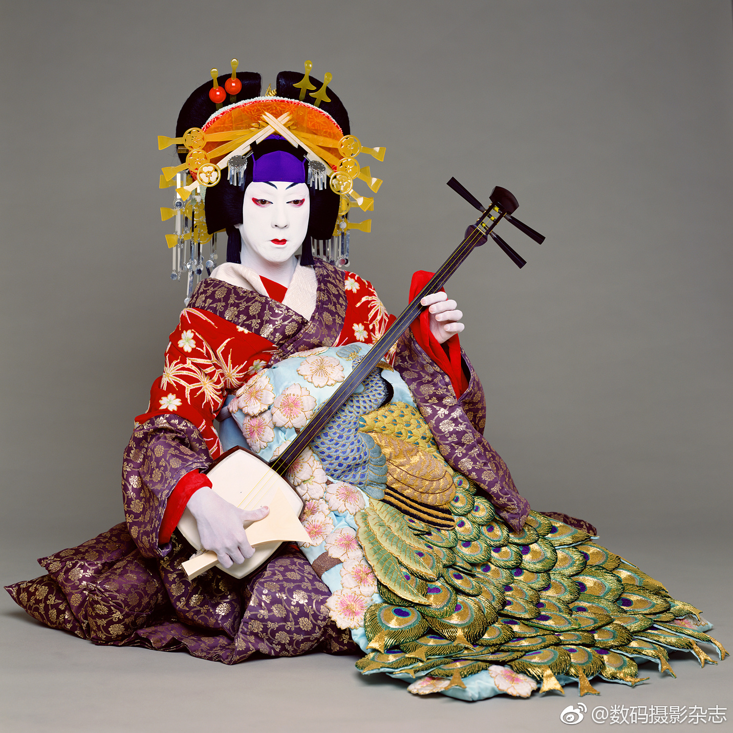 歌舞伎是日本传统艺能,以华美新颖女扮男装的形式表演舞蹈 歌舞伎是日本传统艺能,以华美新颖女扮男装的形式表演舞蹈