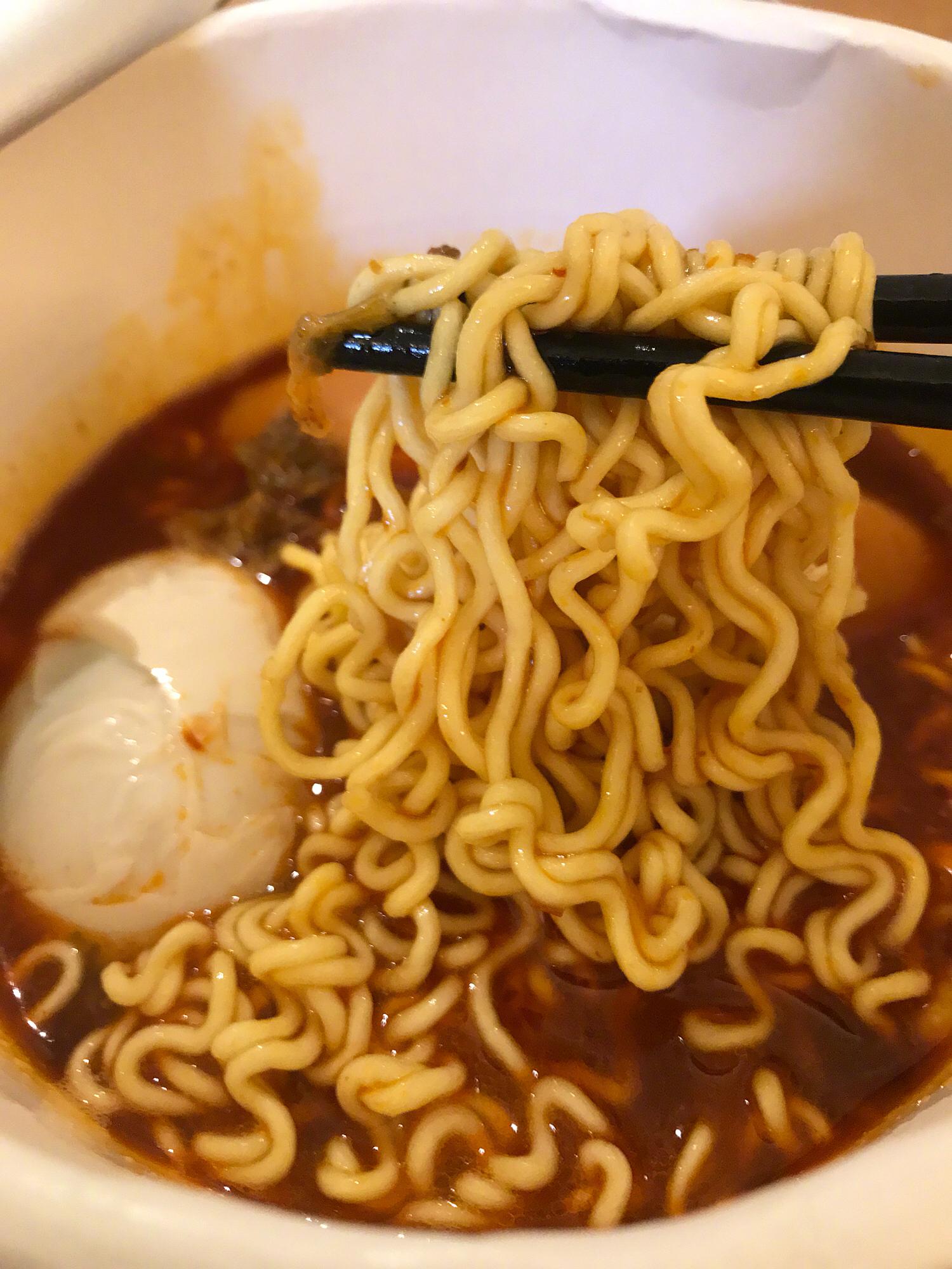 很多好吃的店铺都歇业回家过年啦只能在家吃泡面还有咸鸭蛋