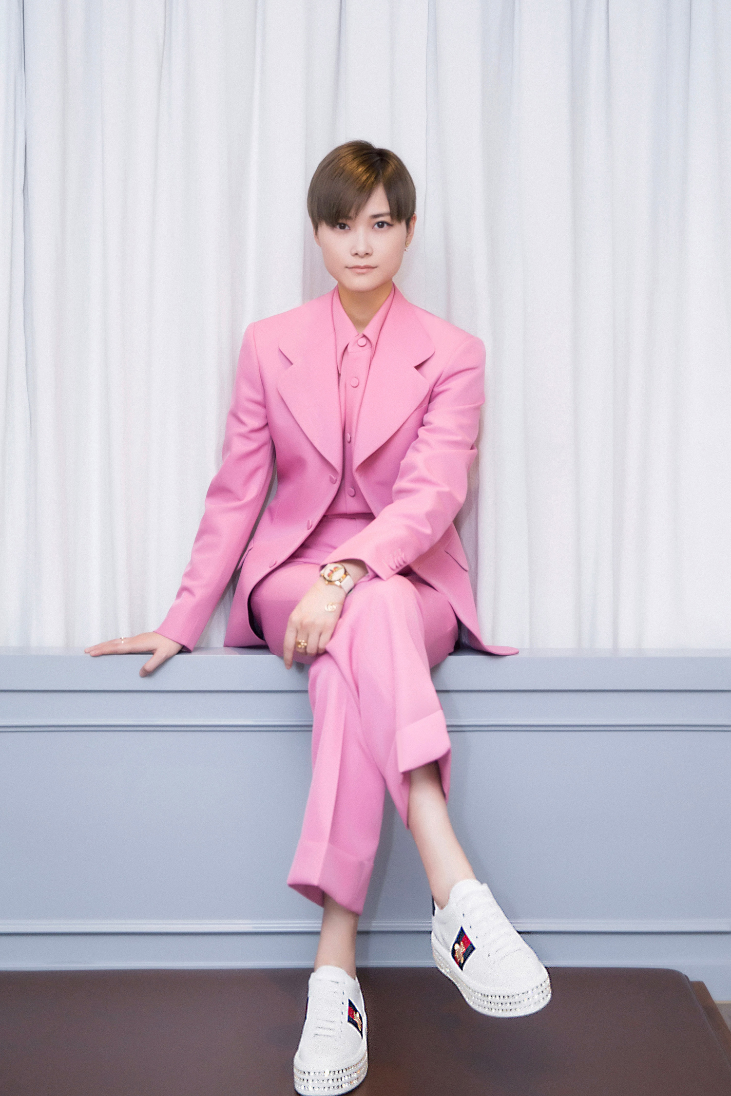 穿上粉西装,戴上gucci腕表首饰2018新品的李宇春又帅出了新高度