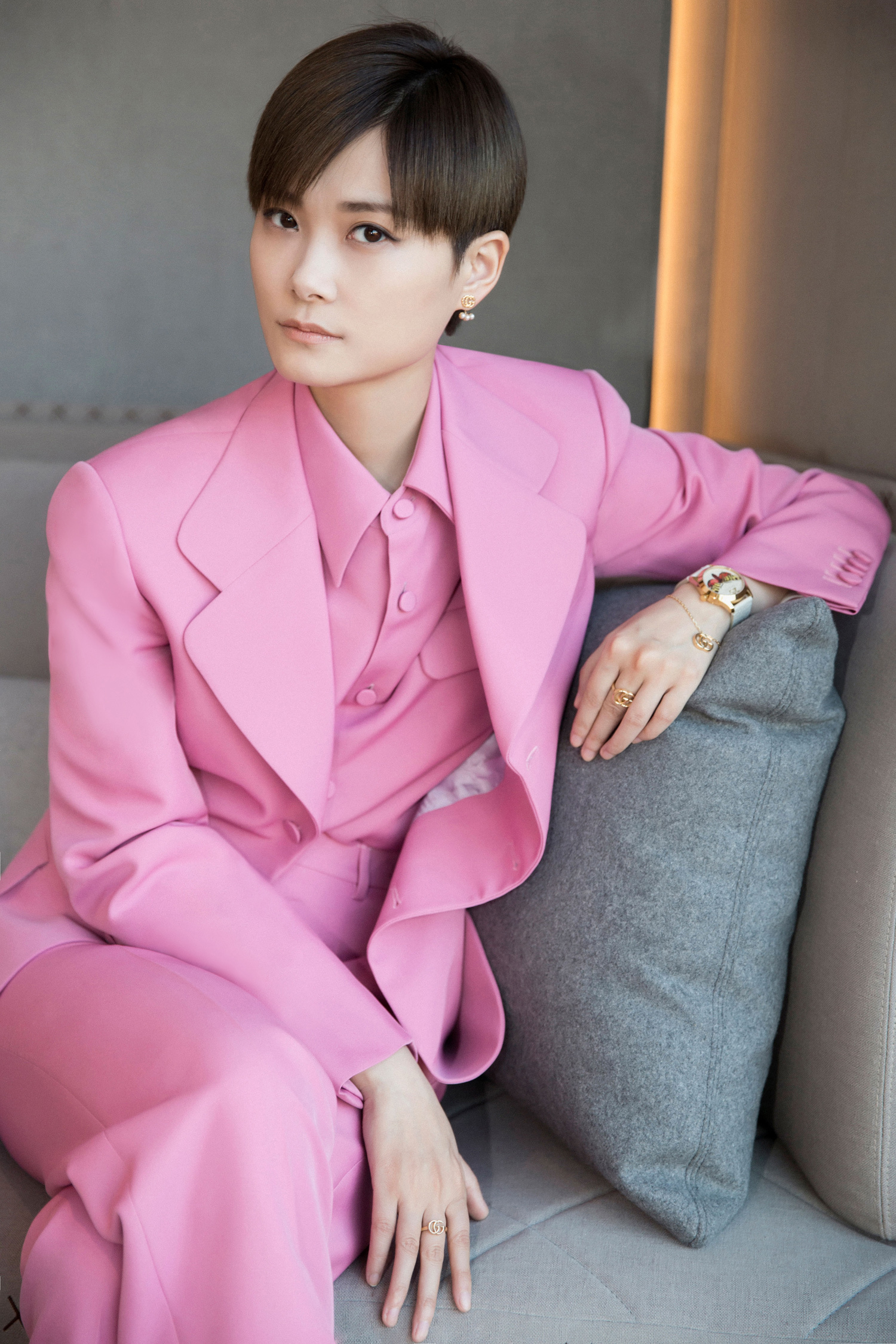 穿上粉西装,戴上gucci腕表首饰2018新品的李宇春又帅出了新高度