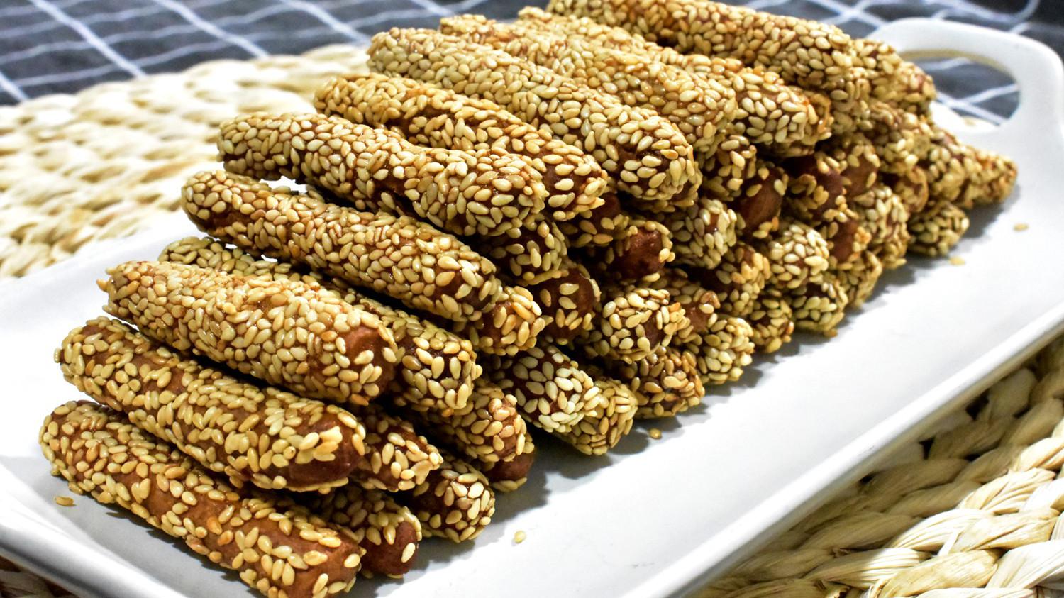 2分钟教你在家做芝麻条,香脆可口,做法简单,过年必备的零食