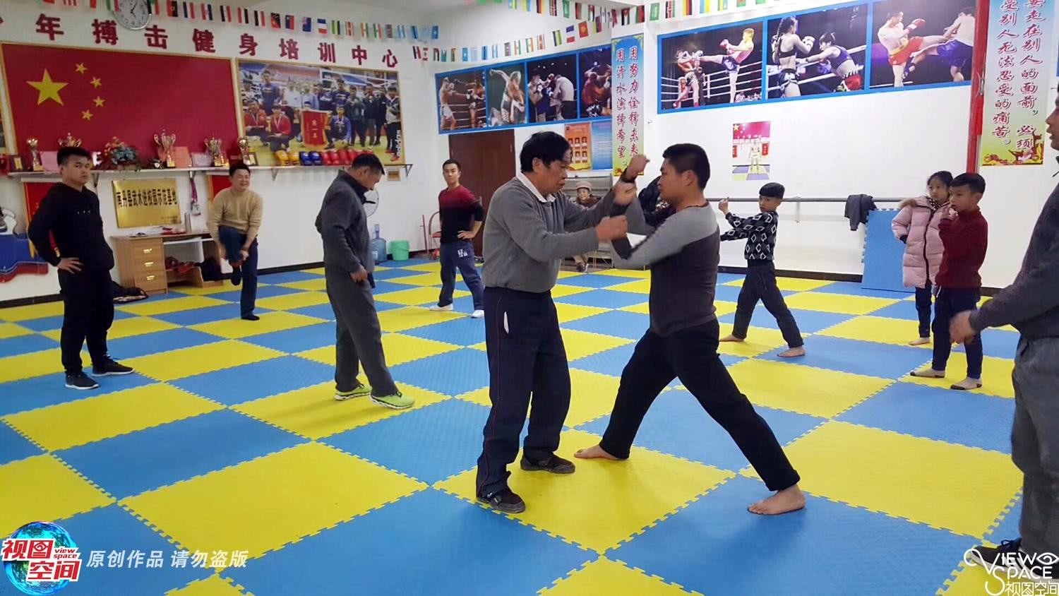 同门师兄弟练狼兵拳60年堪比战狼动作虎虎生威