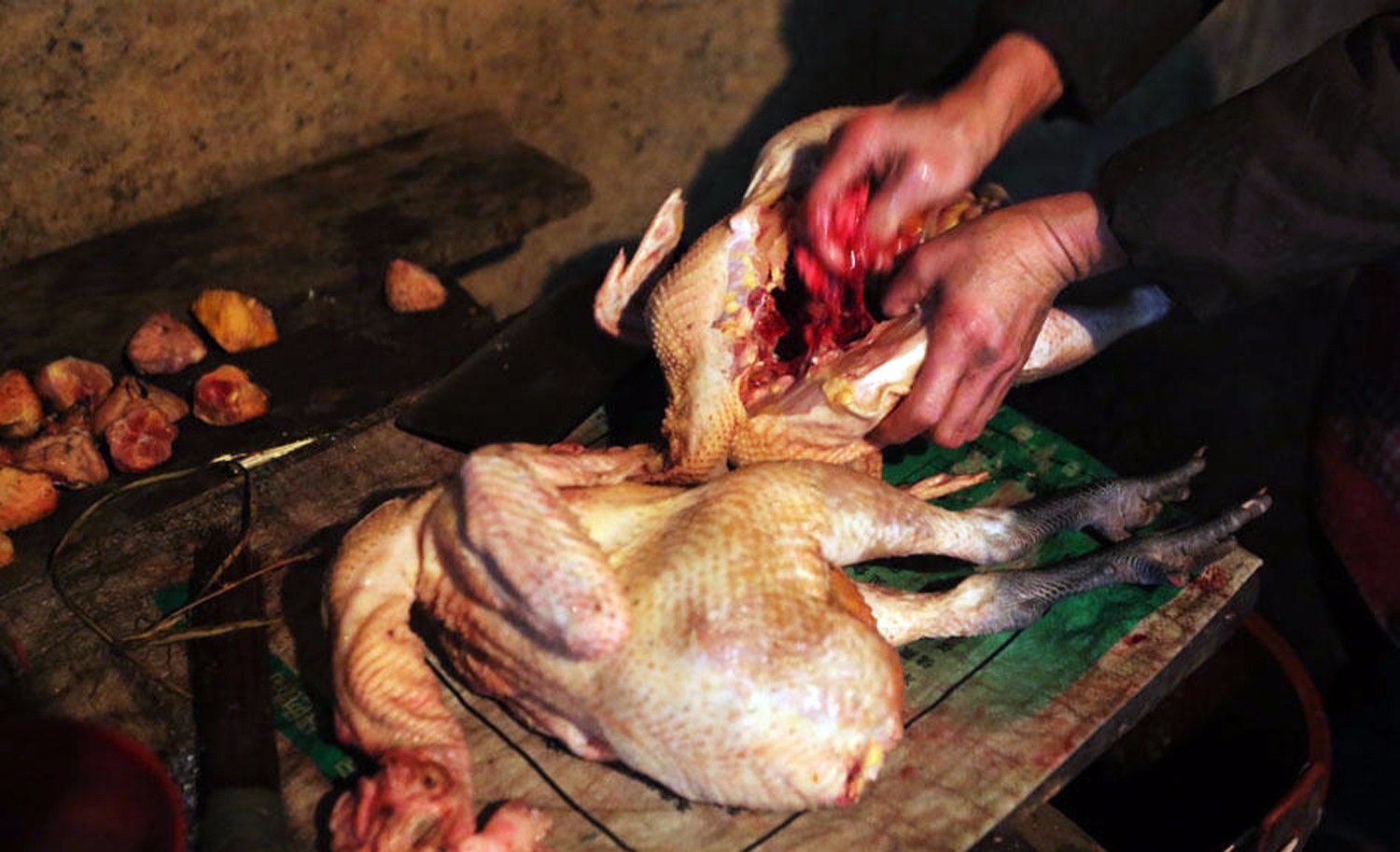 陕南山区少有的杀鸡匠杀一只鸡能换5袋盐