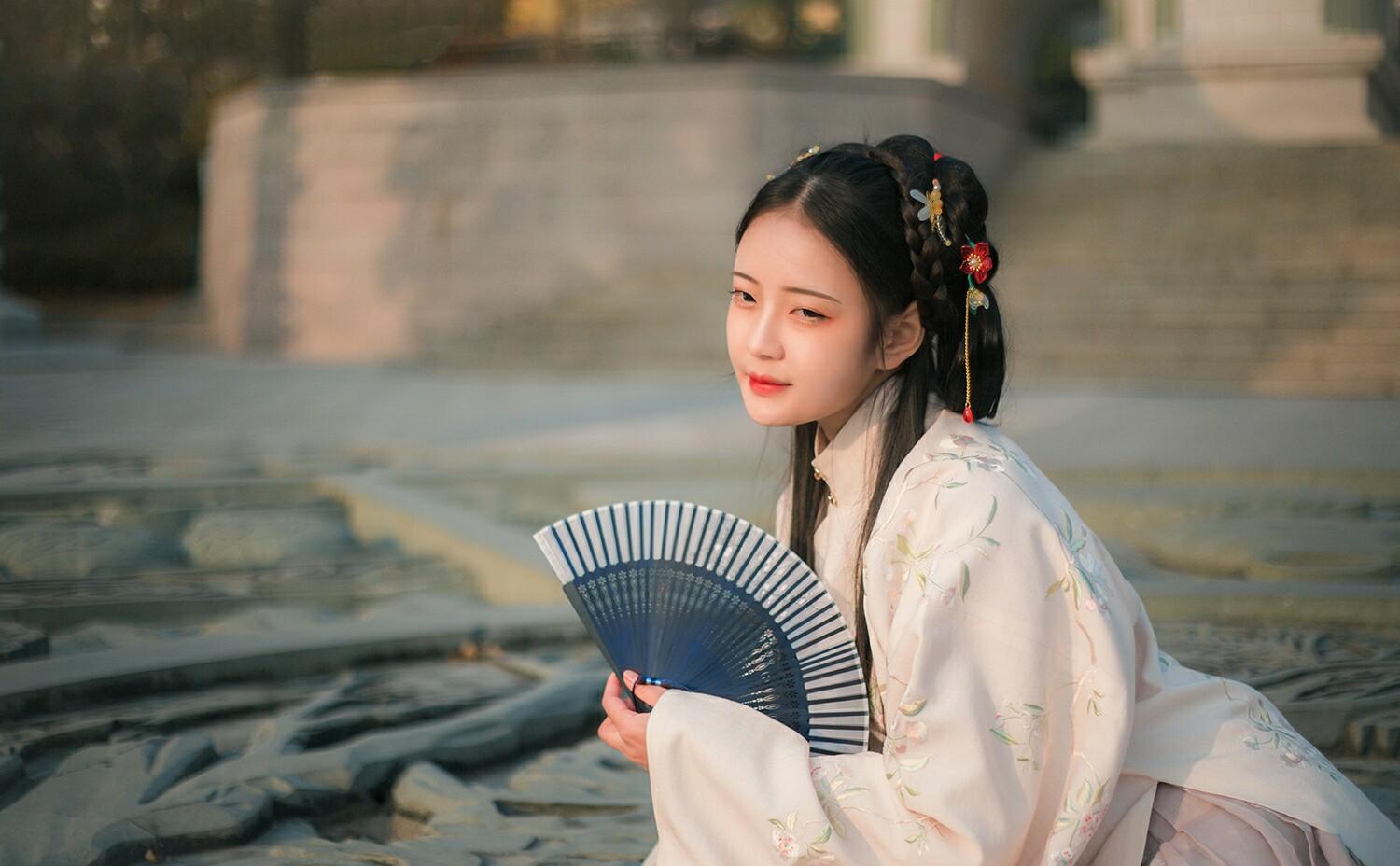 清泪浥罗巾,各自消魂,一江离恨恰平分,古风汉服原创诗词