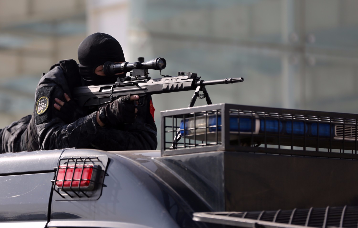 为确保春运安全,西安铁路公安处于1月31日举行了由特警,交警,警犬队