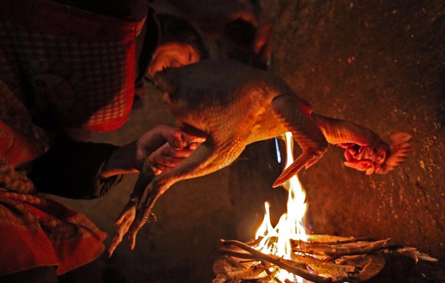 陕南山区少有的杀鸡匠杀一只鸡能换5袋盐
