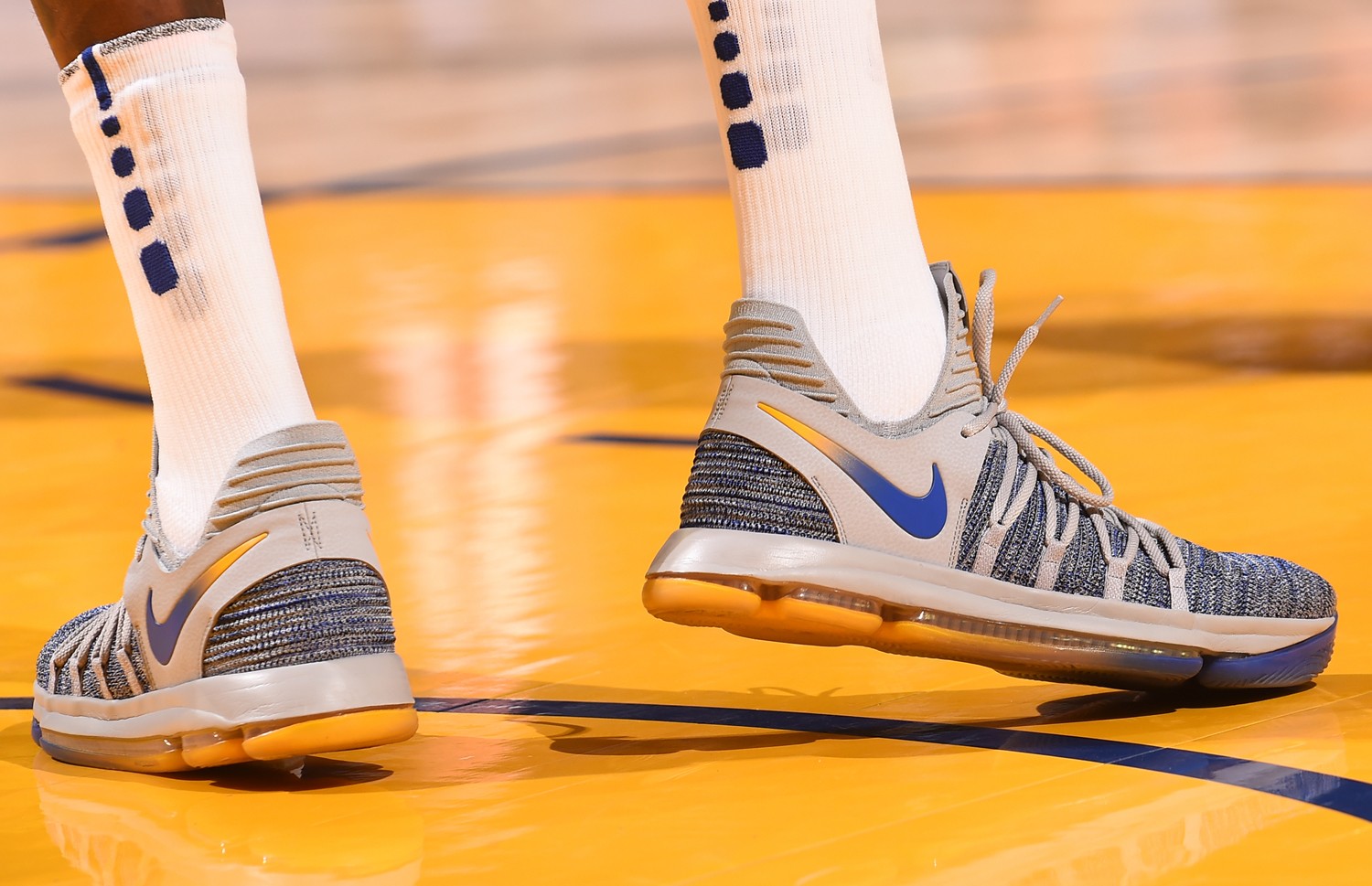 nba巨星脚上的限量版球鞋大赏