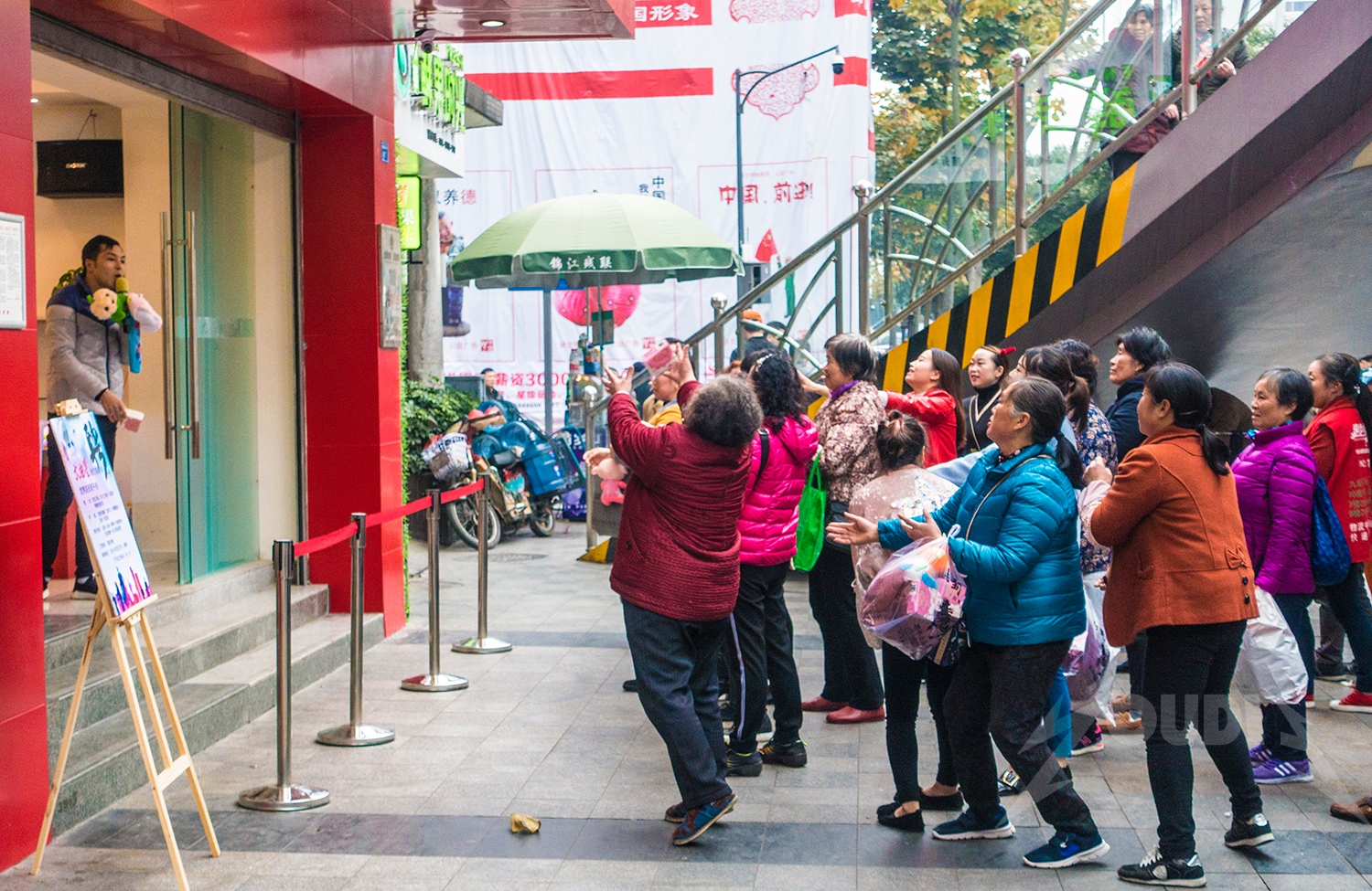 成都商家免费派发礼品 大妈战斗力爆棚争抢