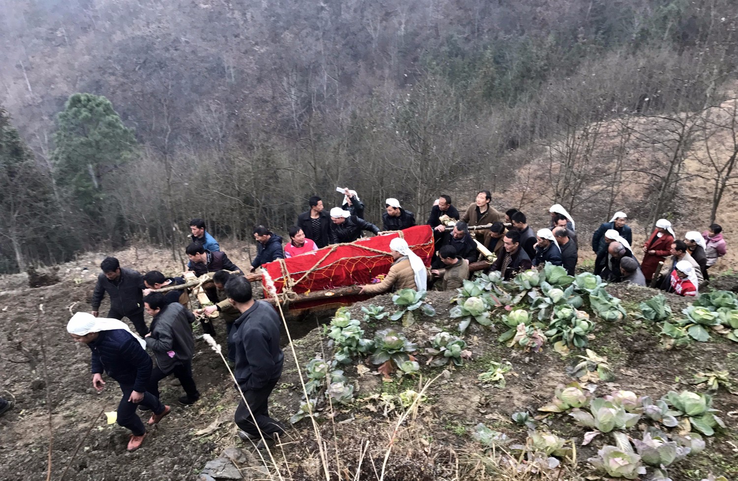 金刚不仅要负责将棺椁抬到制定的地点,还得负责修建坟墓.