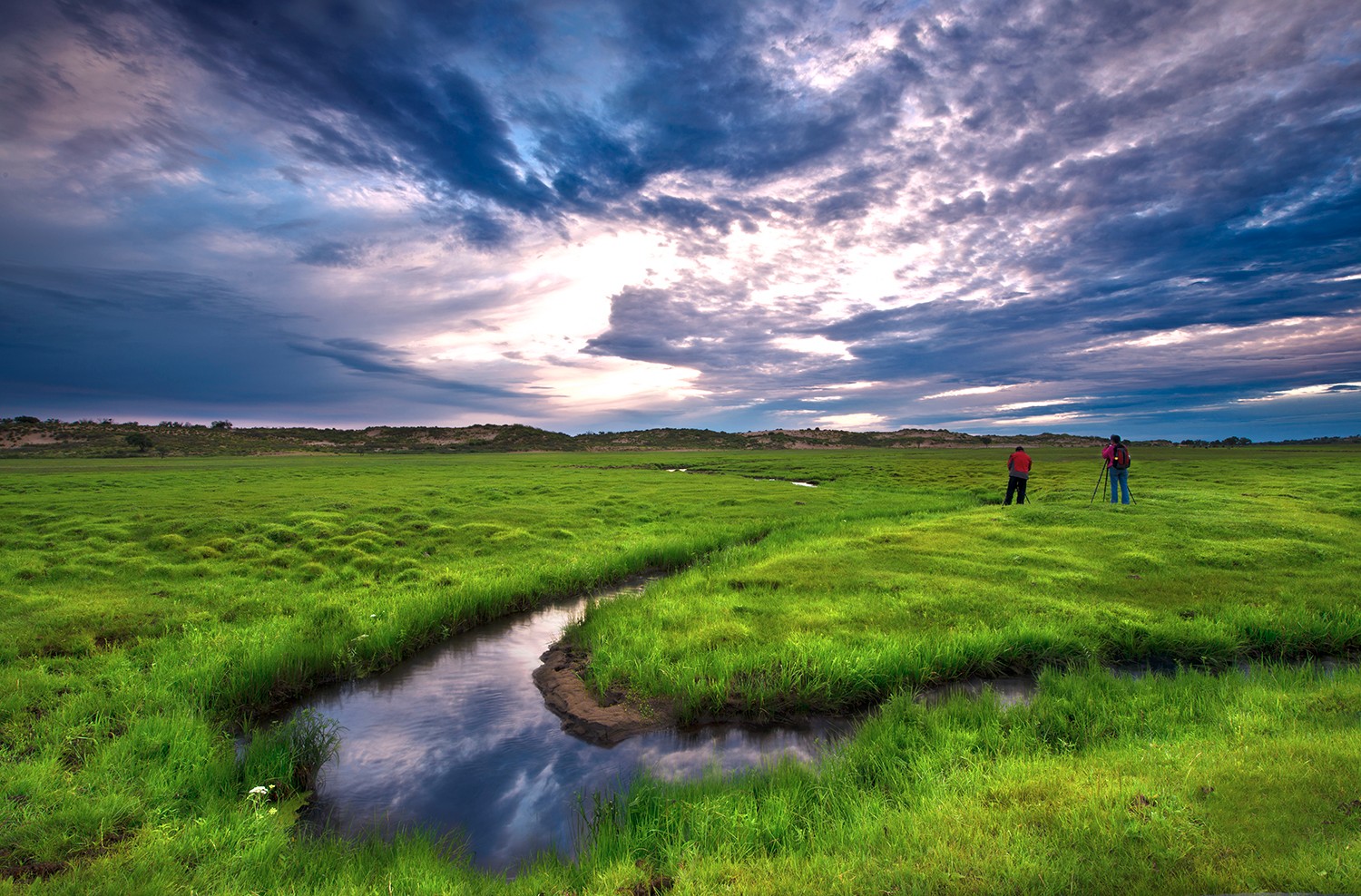 一半是沙子一半是绿色的白音敖包