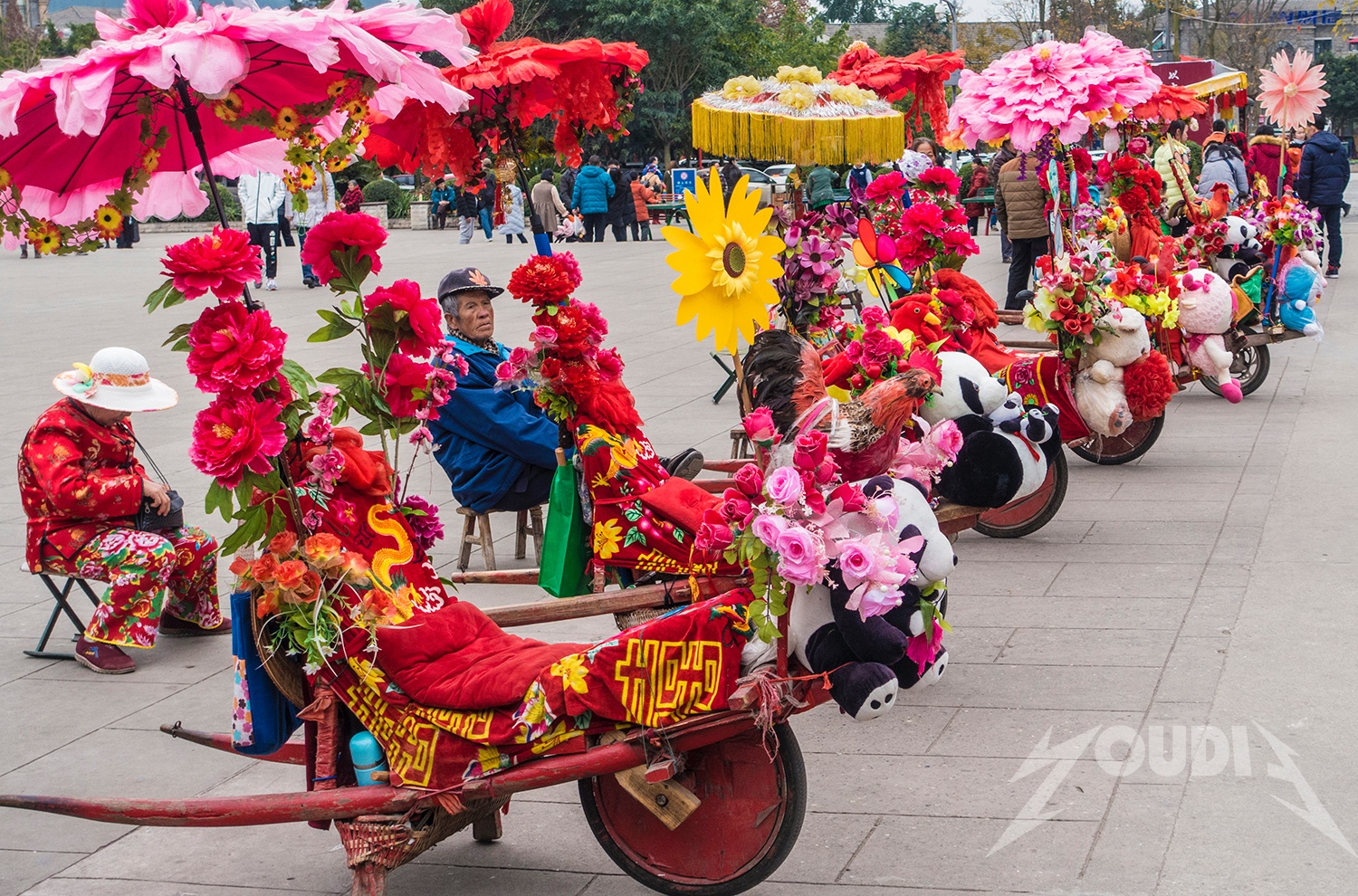 成都旧时"鸡公车" 成为景区热门游乐项目