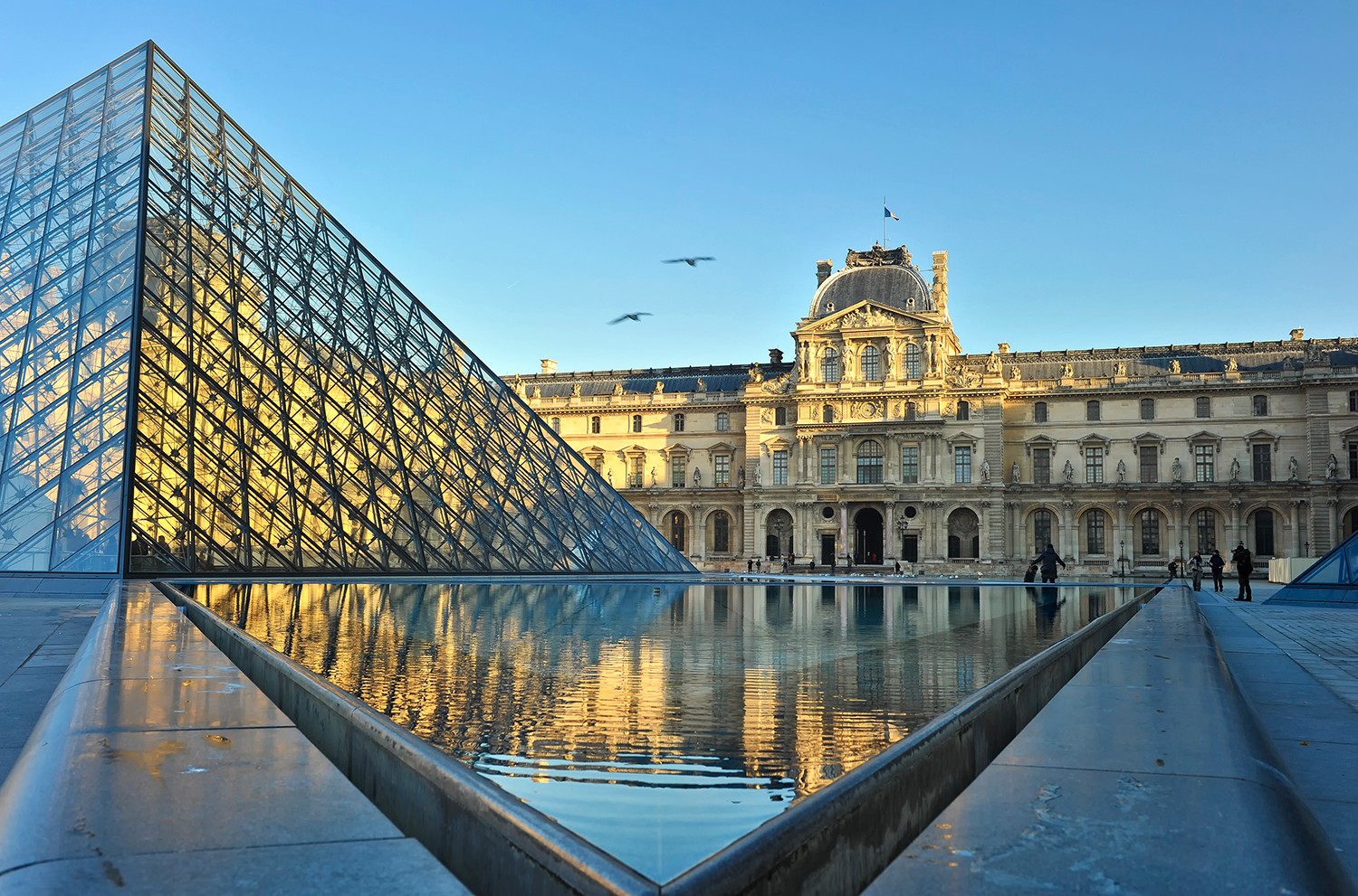 卢浮宫珠宝大劫案 法国王室珠宝被盗详情