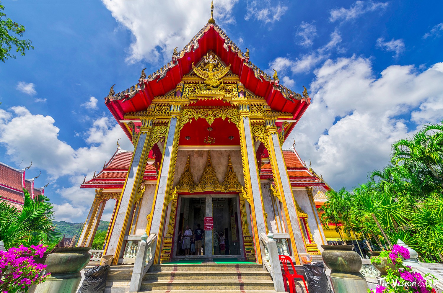 来到普吉岛查龙寺几乎是必到的景点之一,来这里请佛牌的人也是络绎不