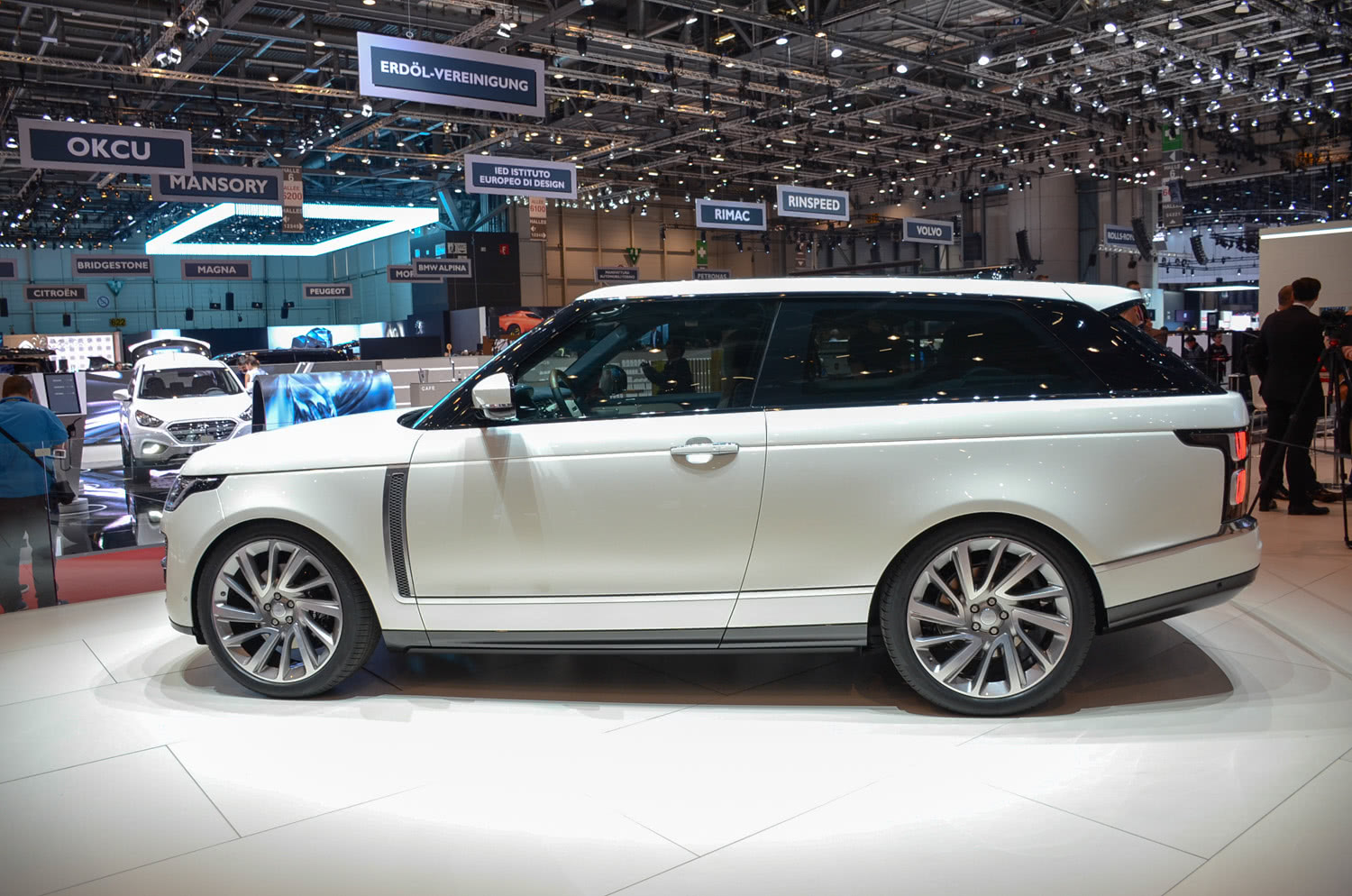 全球限量999台的双门豪华suv 配置豪华,空间宽大,搭v8发动机