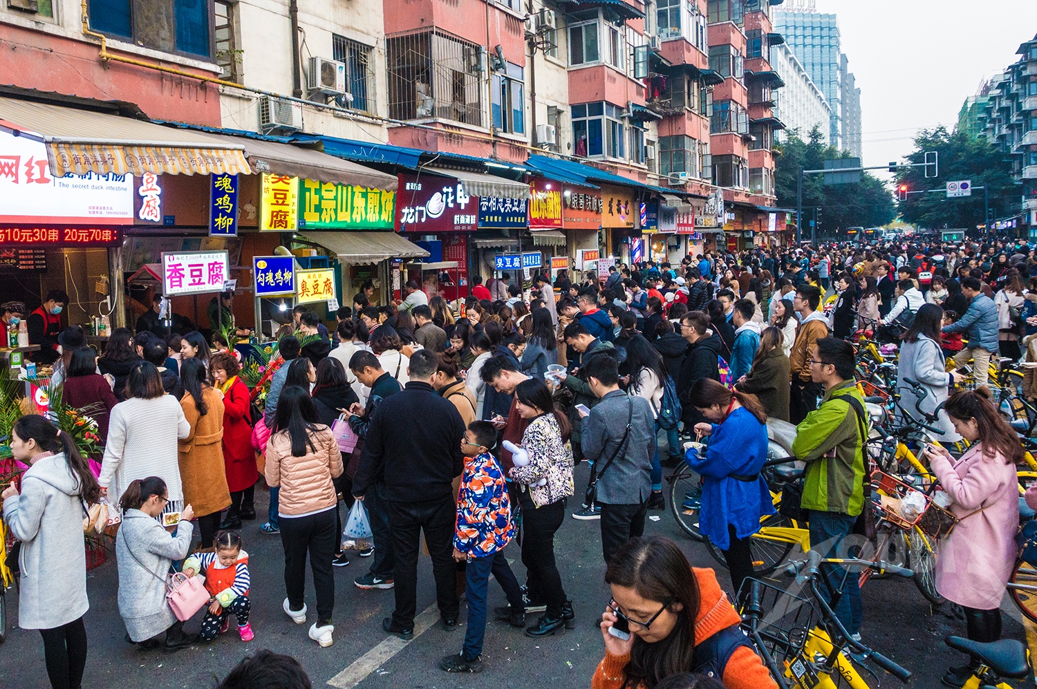 成都"网红"美食一条街 每家人山人海排队数小时