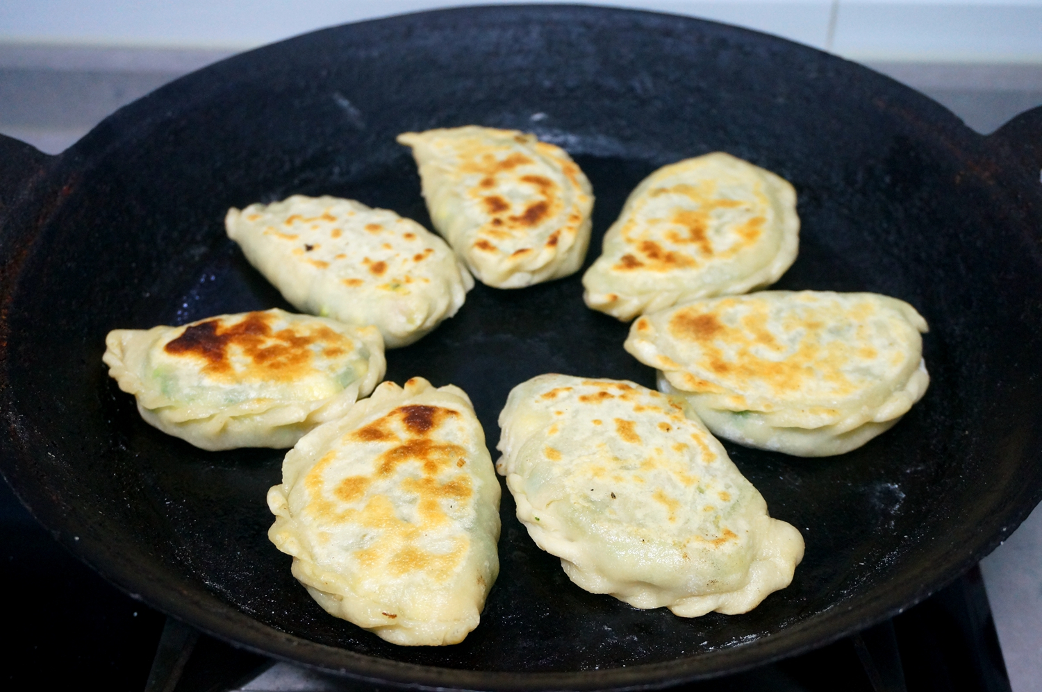 薄皮大馅的韭菜合子,无肉也香,我能吃四个,几十年没吃腻!