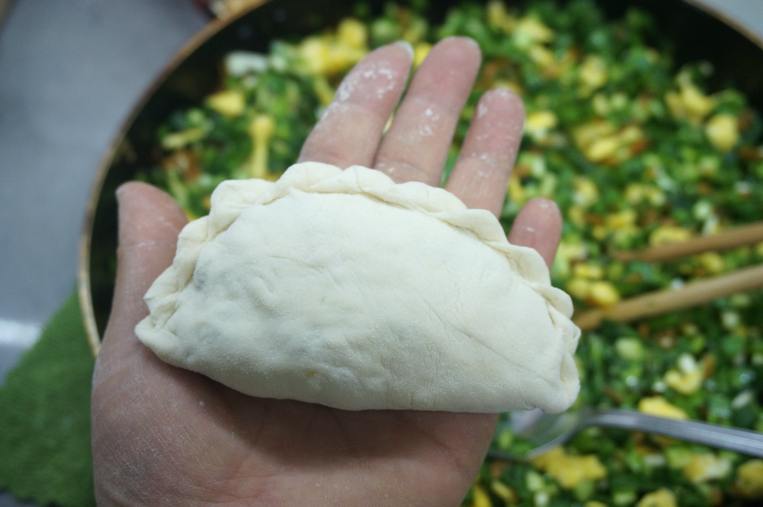 薄皮大馅的韭菜合子,无肉也香,我能吃四个,几十年没吃腻!