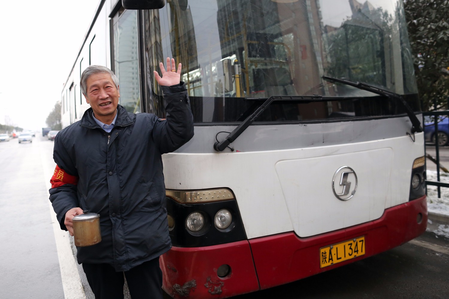 公交老司机从业25年退休 同事留言好心酸