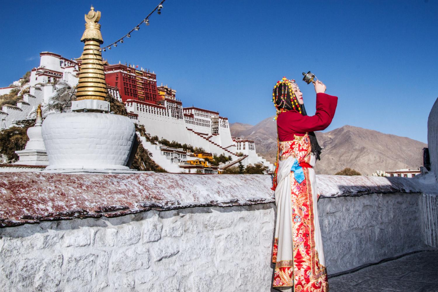 西藏美女摄影我拿着转经筒