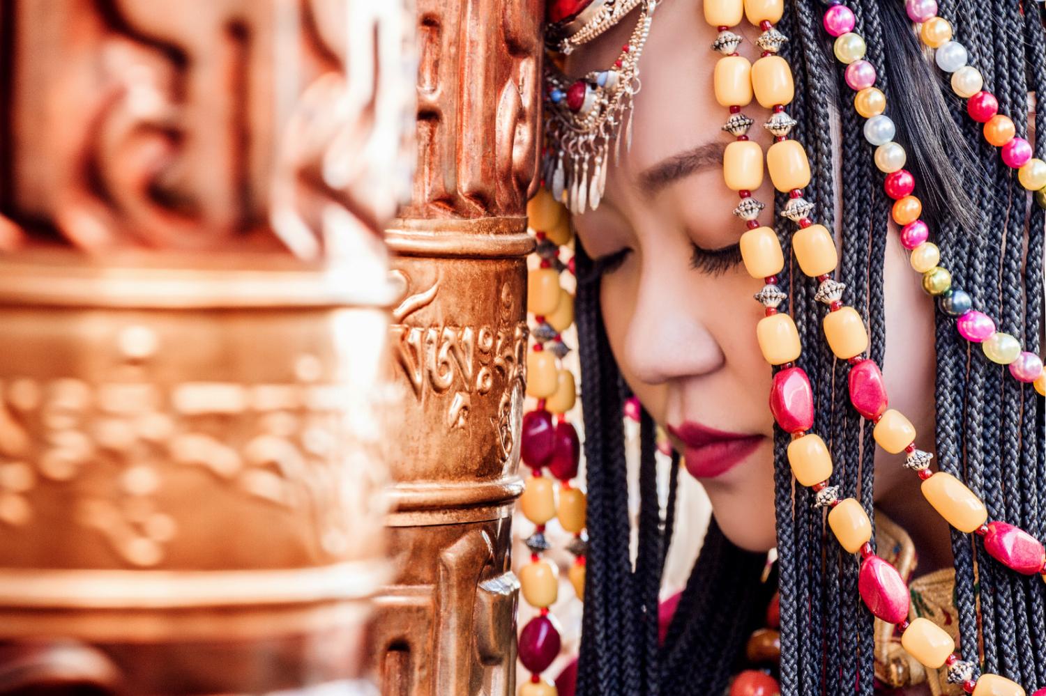 西藏美女摄影我拿着转经筒