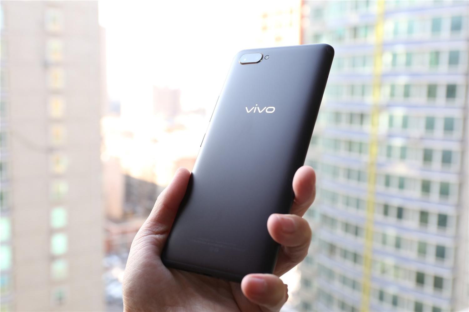 vivo x20 plus是vivo去年推出的一款旗舰手机,售价3498元,截至目前