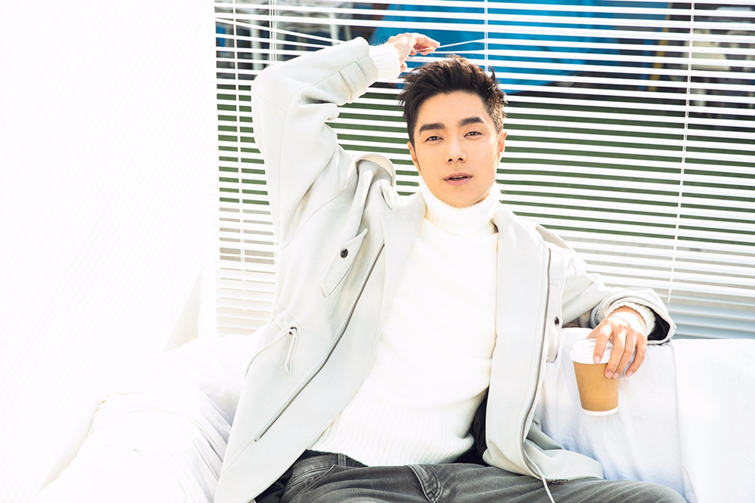 袁成杰白色情人节大片 暖心述说遇见就是幸福