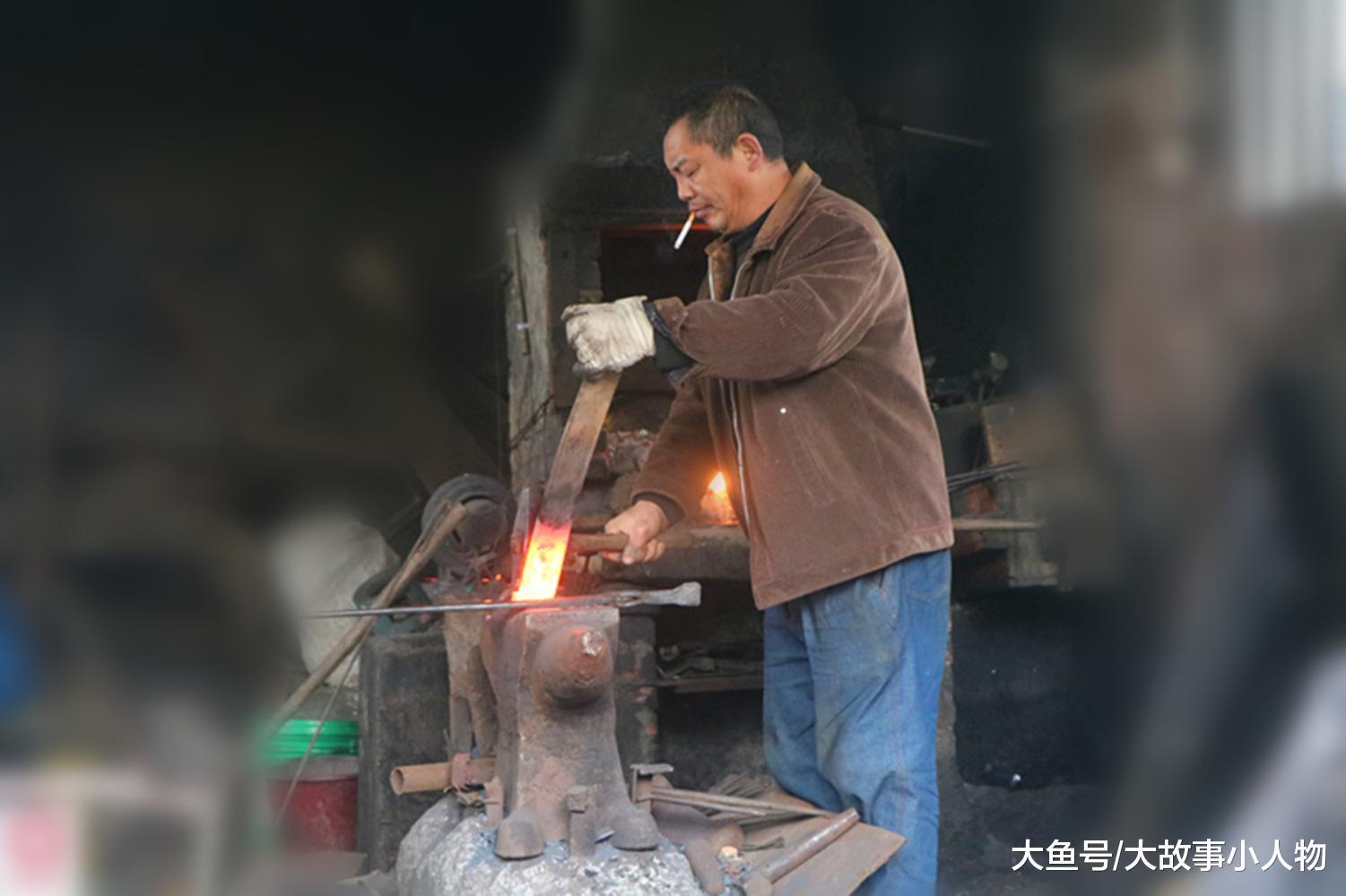 奇男打铁30余年手是常人2倍大