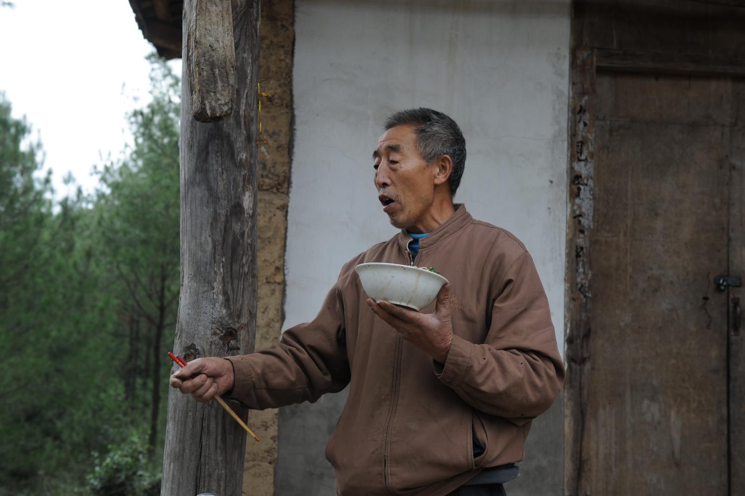 古稀老人进深山守庙, 一守就是数十年, 午餐就一碗面条下肚