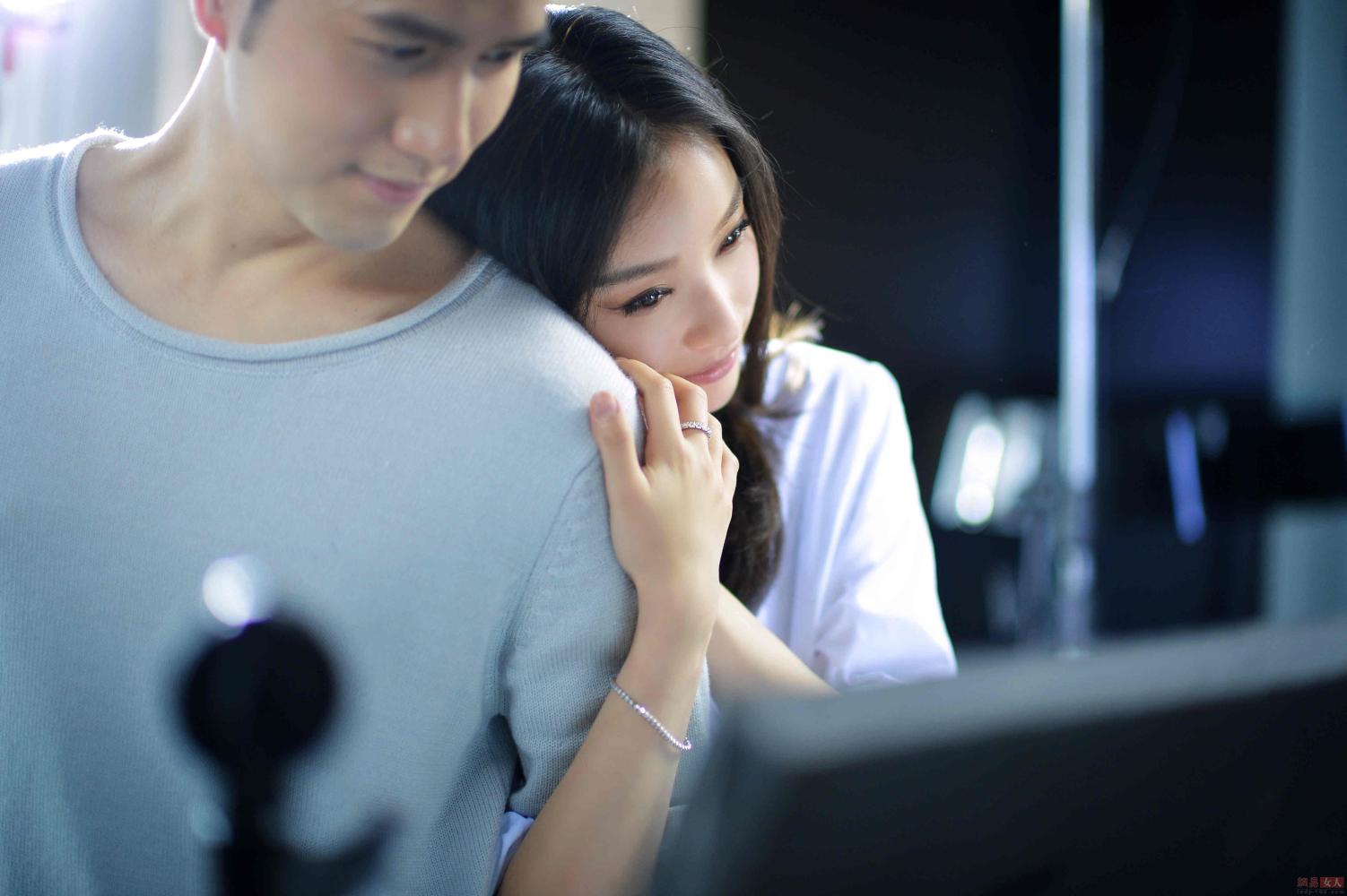 抱抱你无人知晓的孤独,抱抱你难以言说的酸楚,抱抱你一个人咬牙前行的