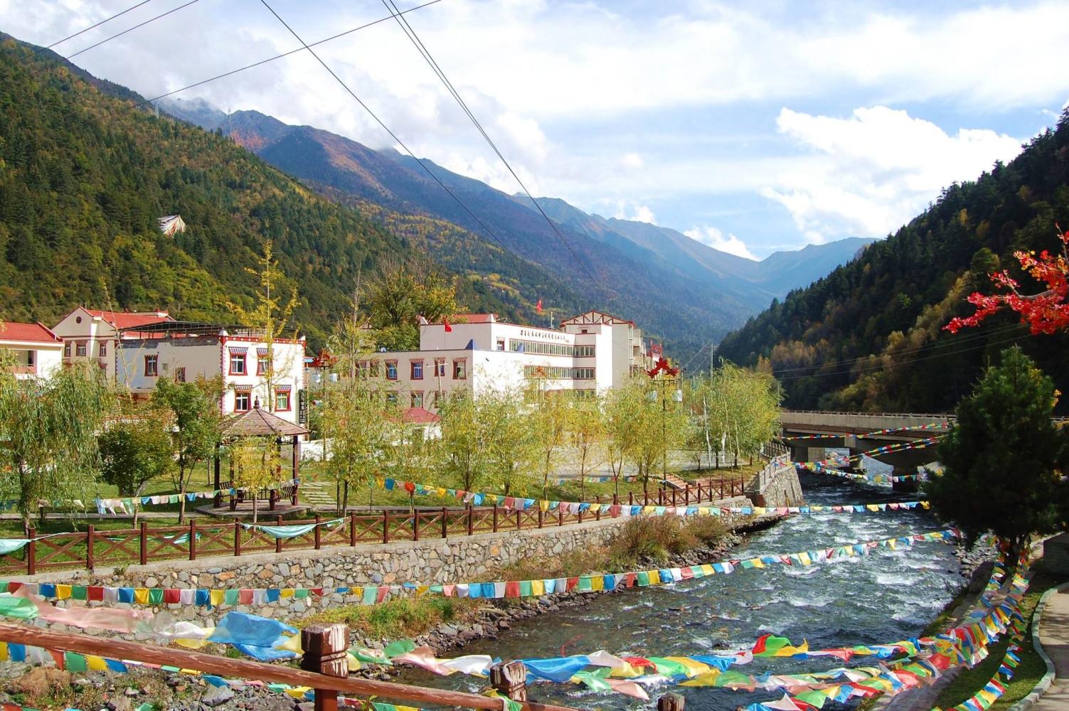 古尔沟, 很小巧的一个小镇, 温泉是其特色