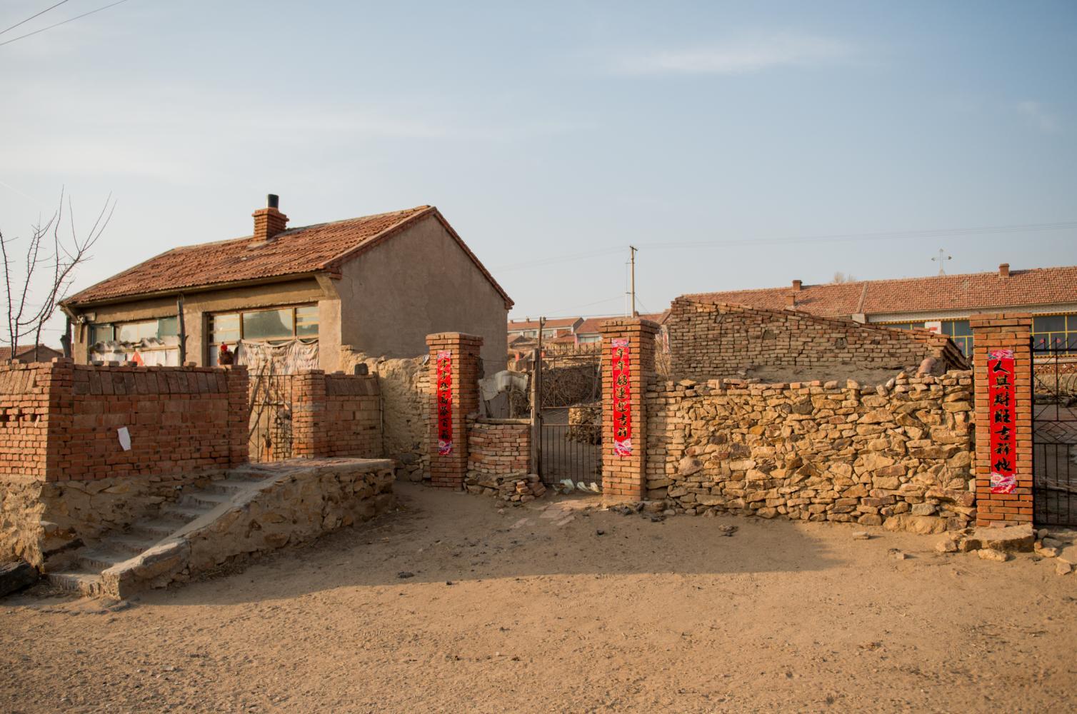 曾经全县最大村庄人口近千如今不到百人村民围坐教堂门口聊天